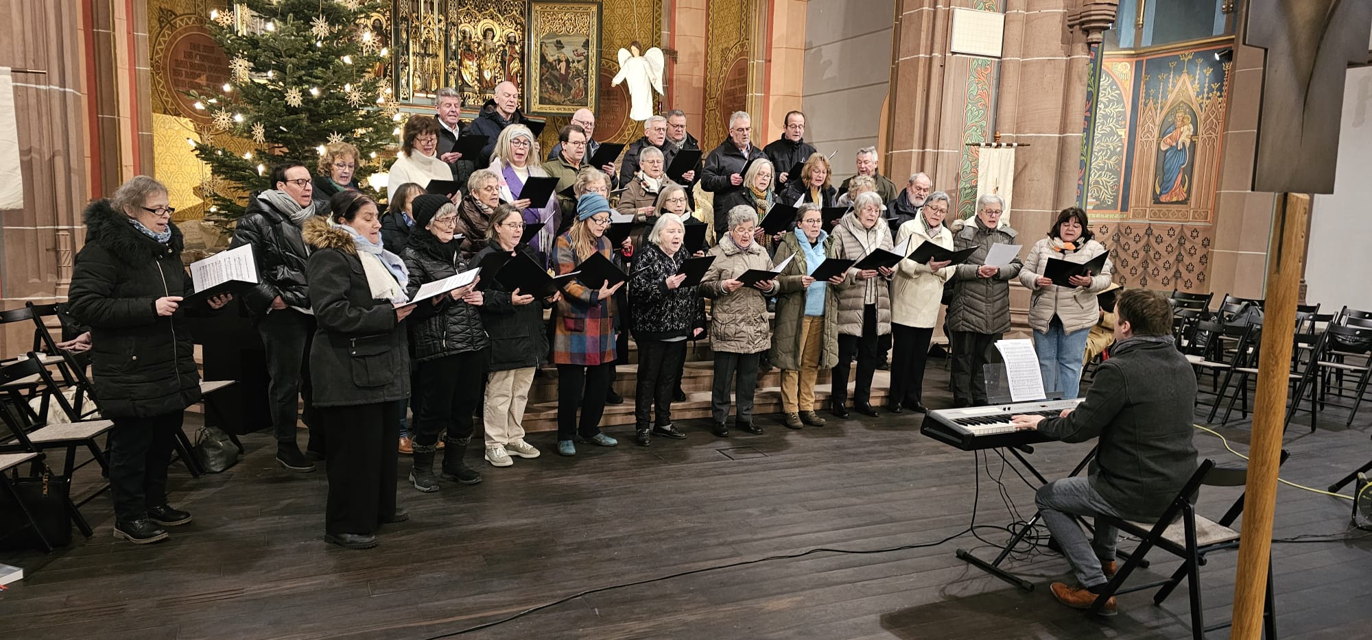 Der Kirchenchor singt im Altarraum