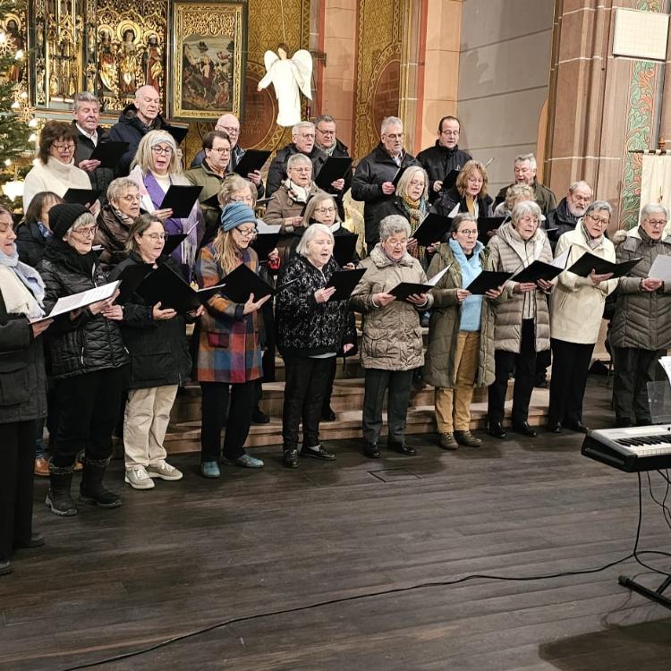 Der Kirchenchor singt im Altarraum