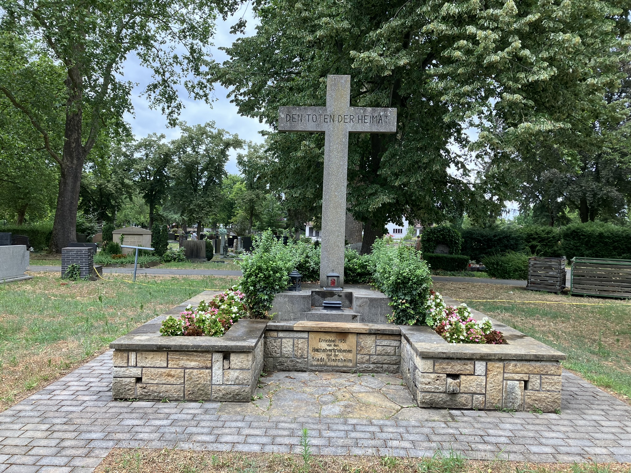 Das Gedenkkreuz der Heimatvertriebenen auf dem sog. Alten Friedhof in Viernheim