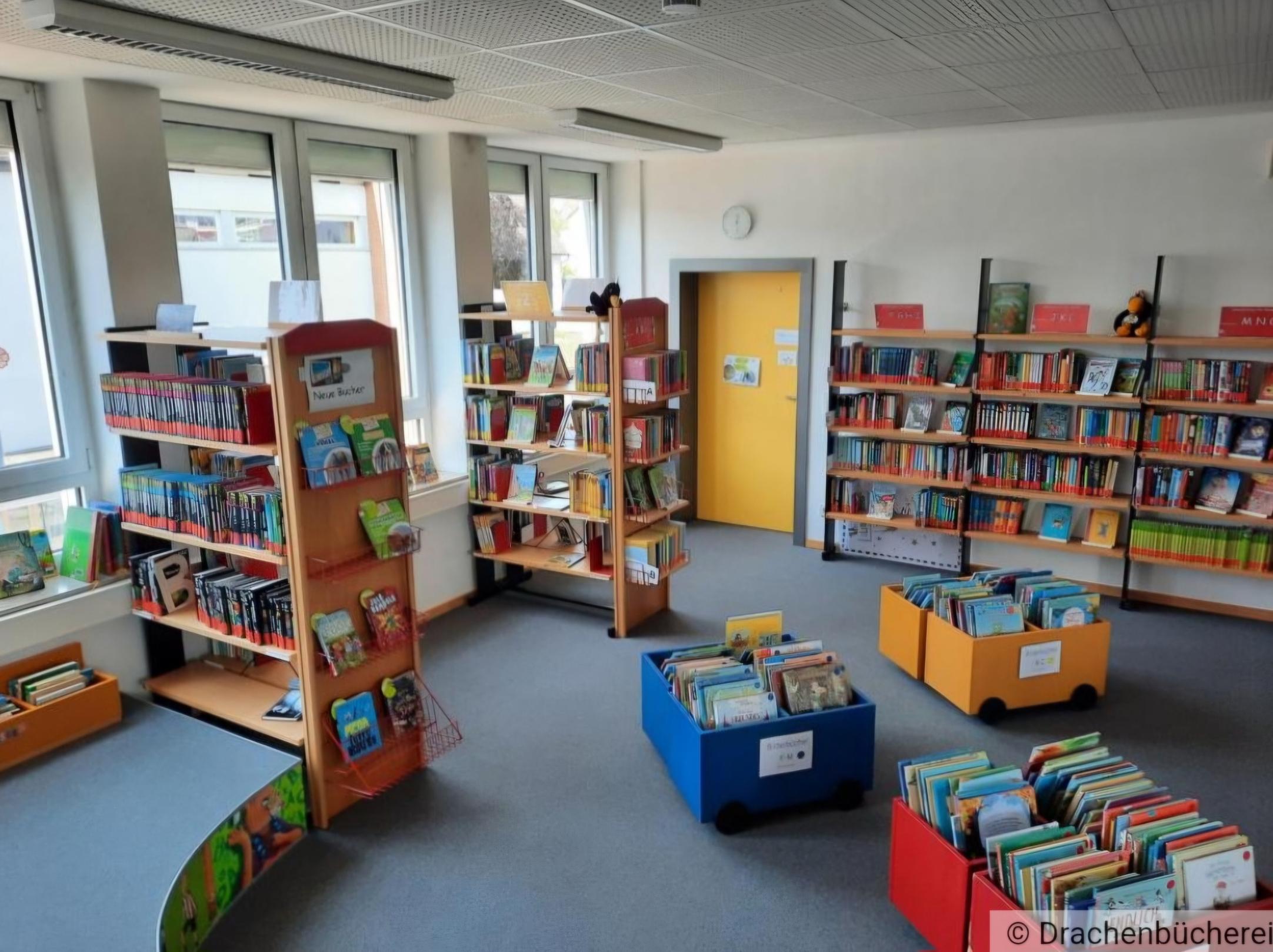 Unser Bild zeigt die Regale gefüllt mit Büchern in der Drachenbücherei.