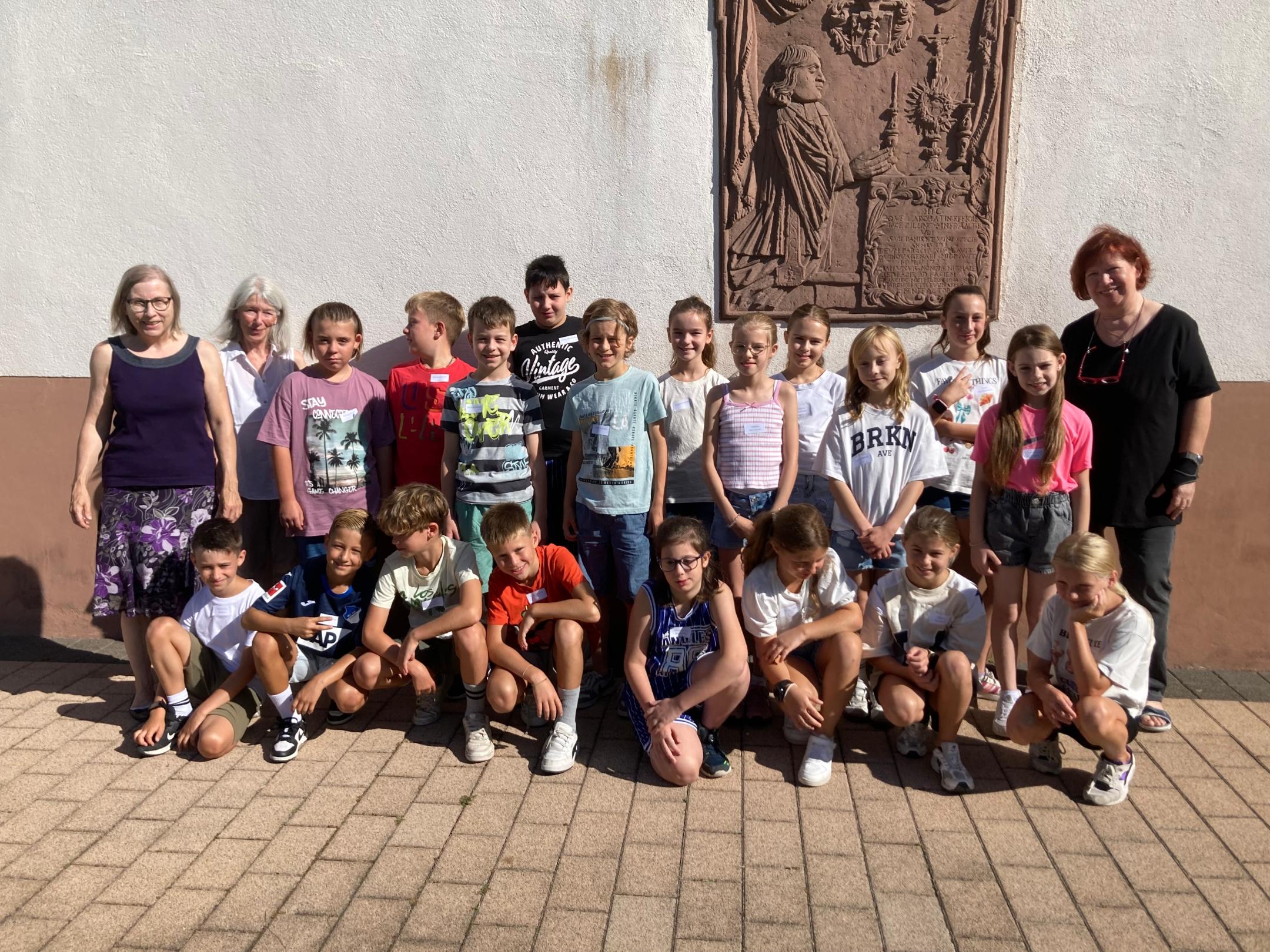 Unser Bild zeigt die Kommunionkindern.