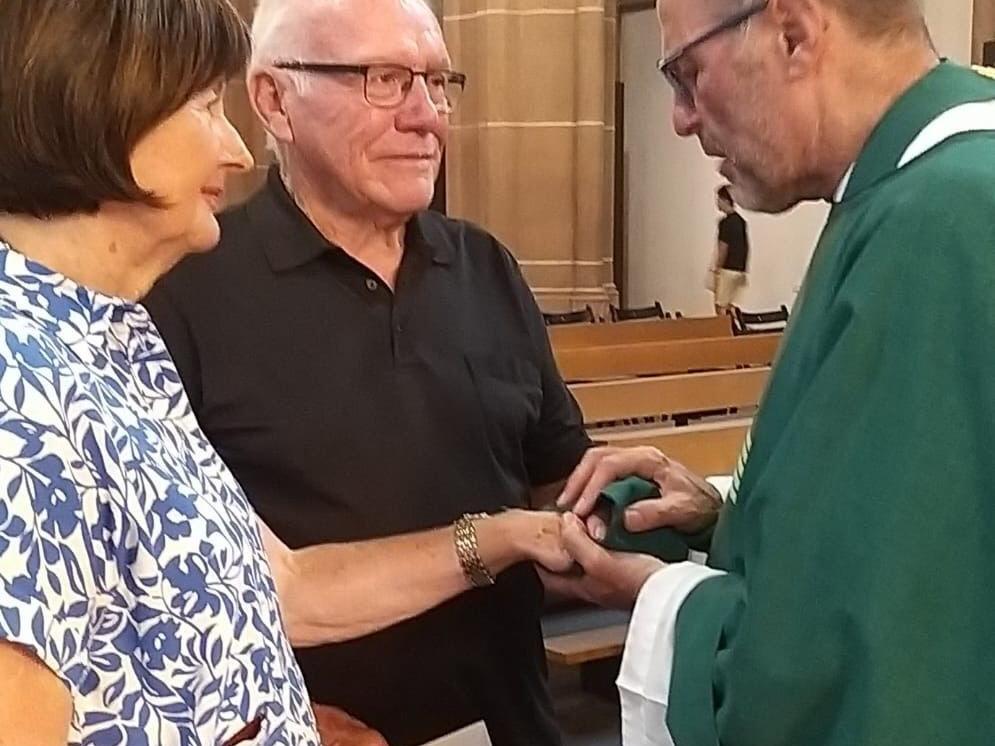 Pfarrer Dr. Givens segnete die Jubelpaare.