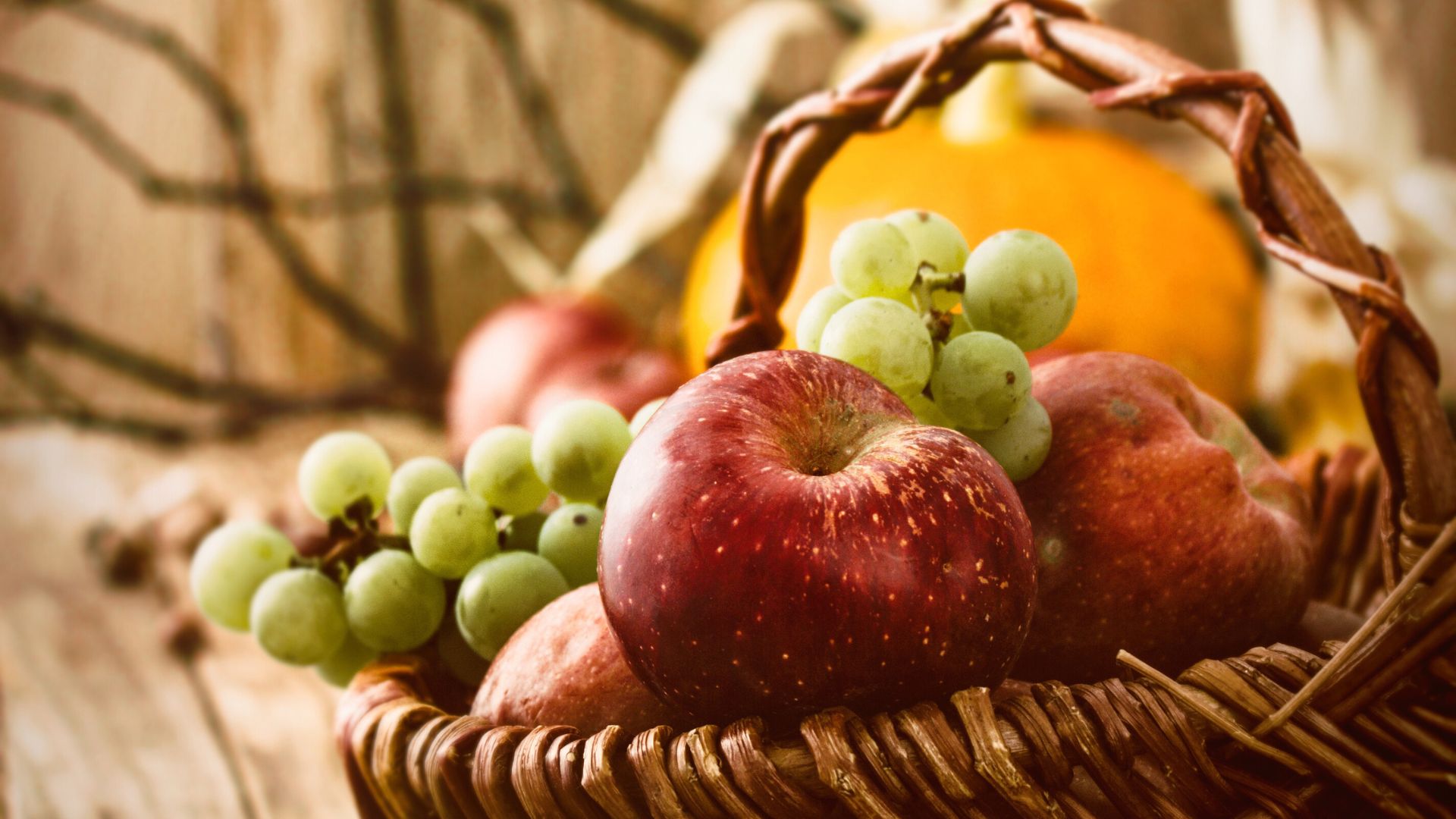 Zum Erntedankgottesdienst bitten wir, Obst mitzubringen.