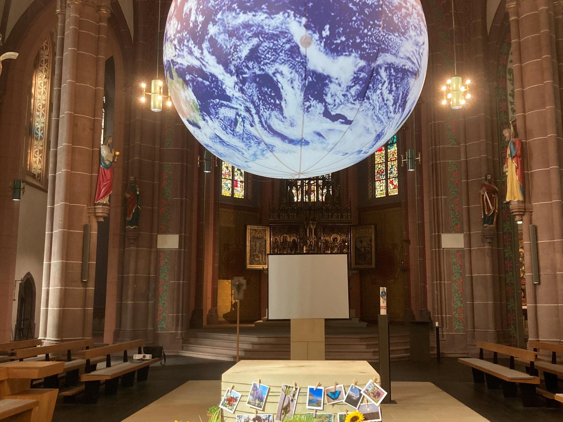 Unser Bild zeigt den Erntedankaltar 2025 in der Apostelkirche.