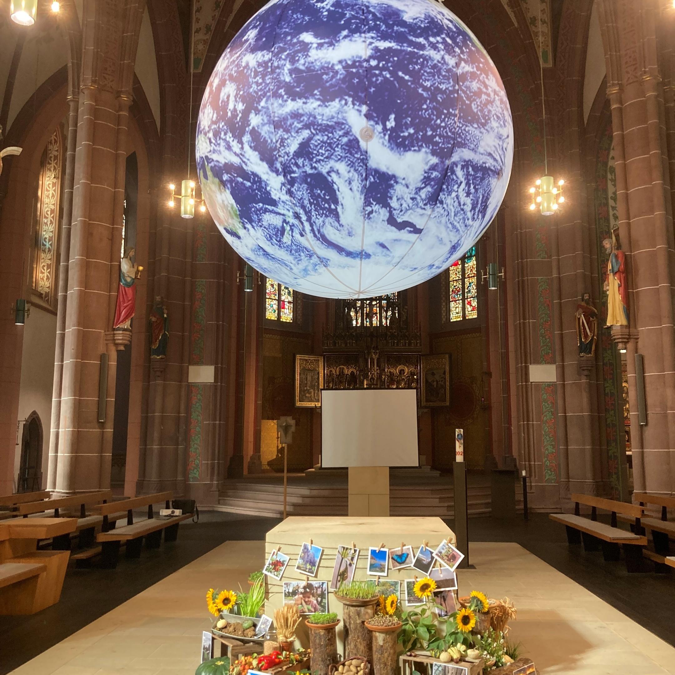Unser Bild zeigt den Erntedankaltar 2025 in der Apostelkirche.