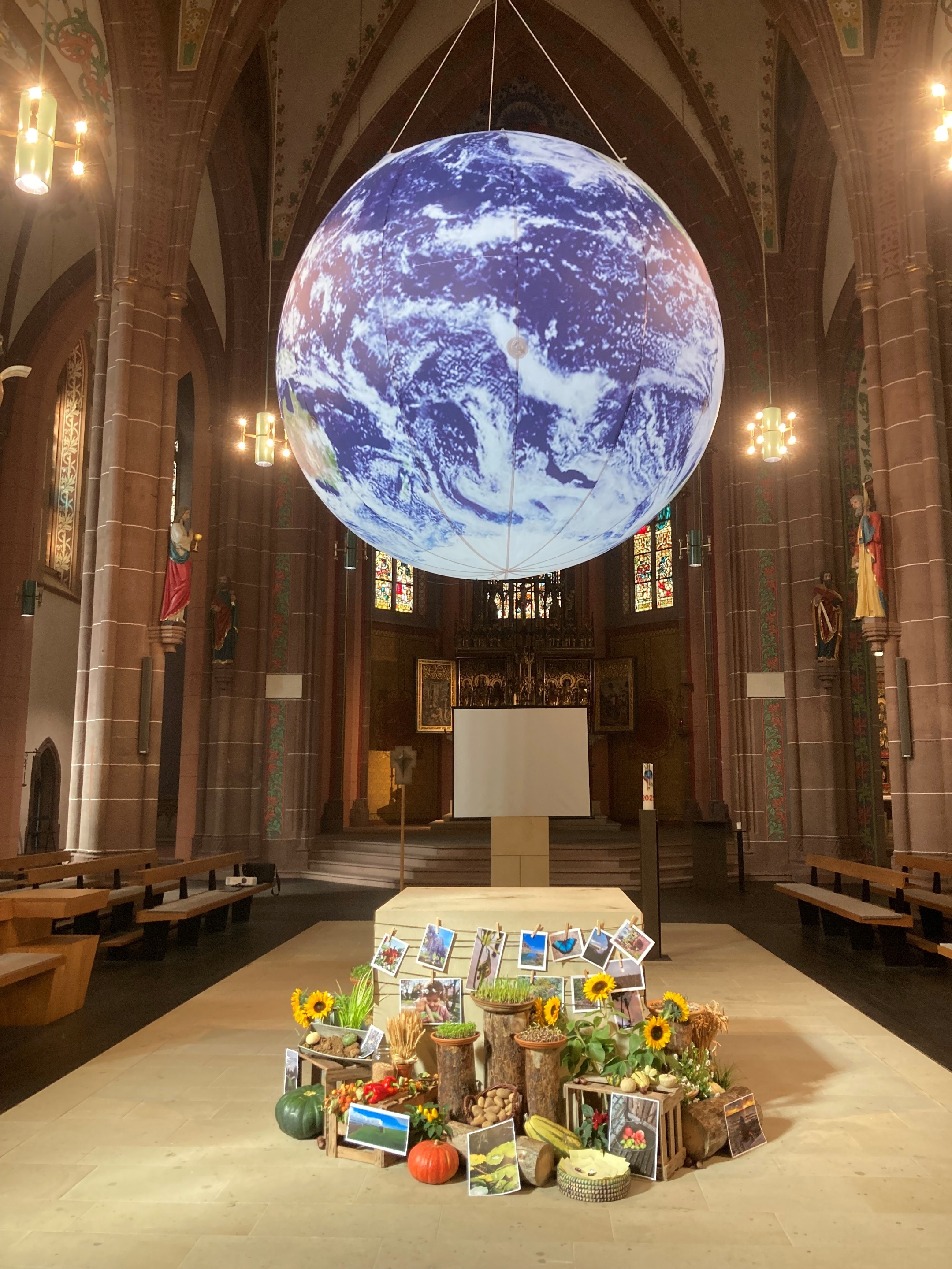 Unser Bild zeigt den Erntedankaltar 2025 in der Apostelkirche.