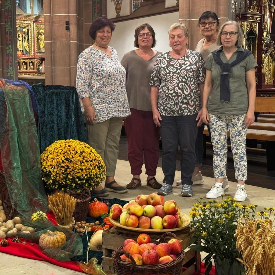 Das Team vor dem gestalteten Altar