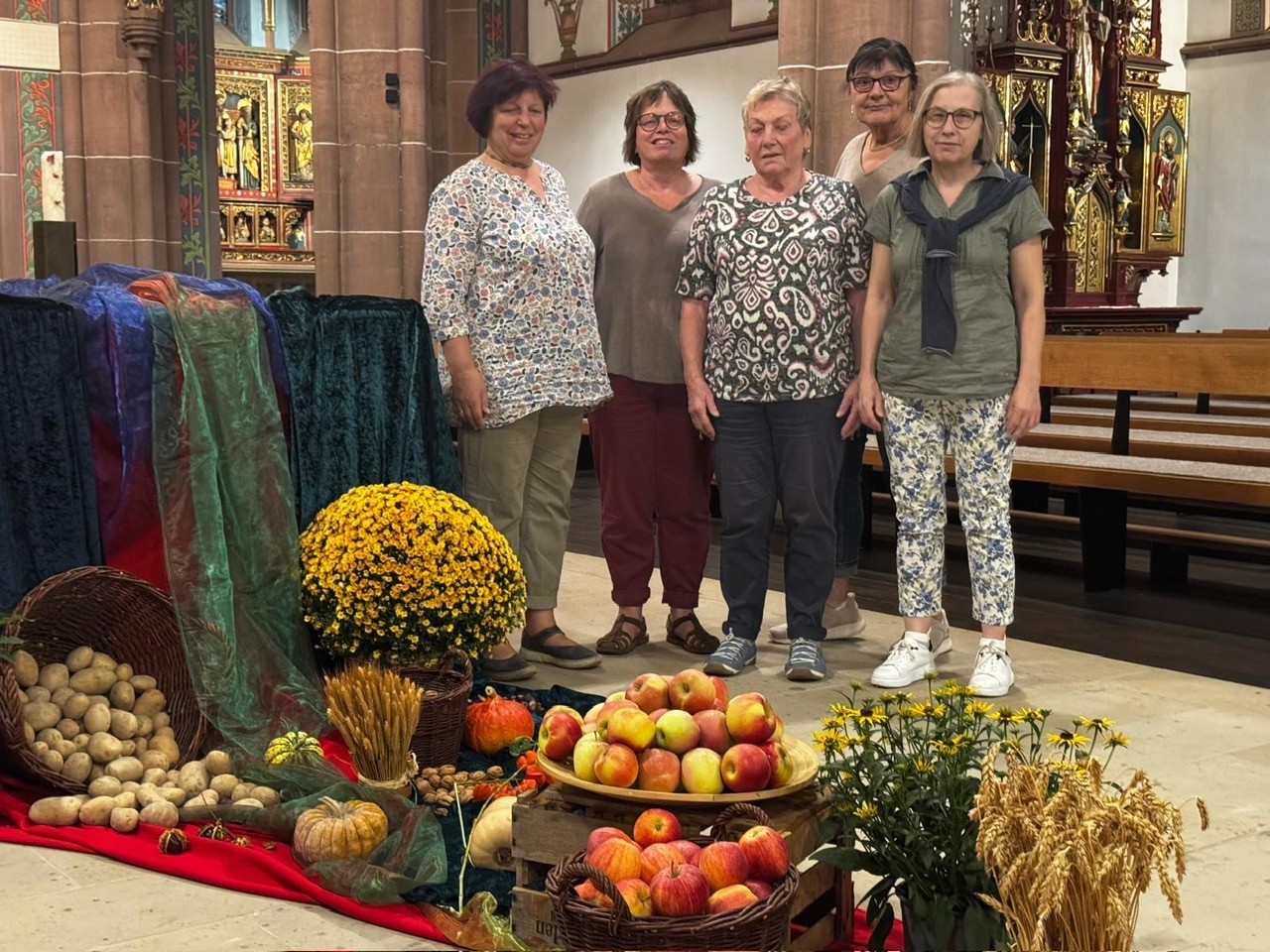 Das Team vor dem gestalteten Altar