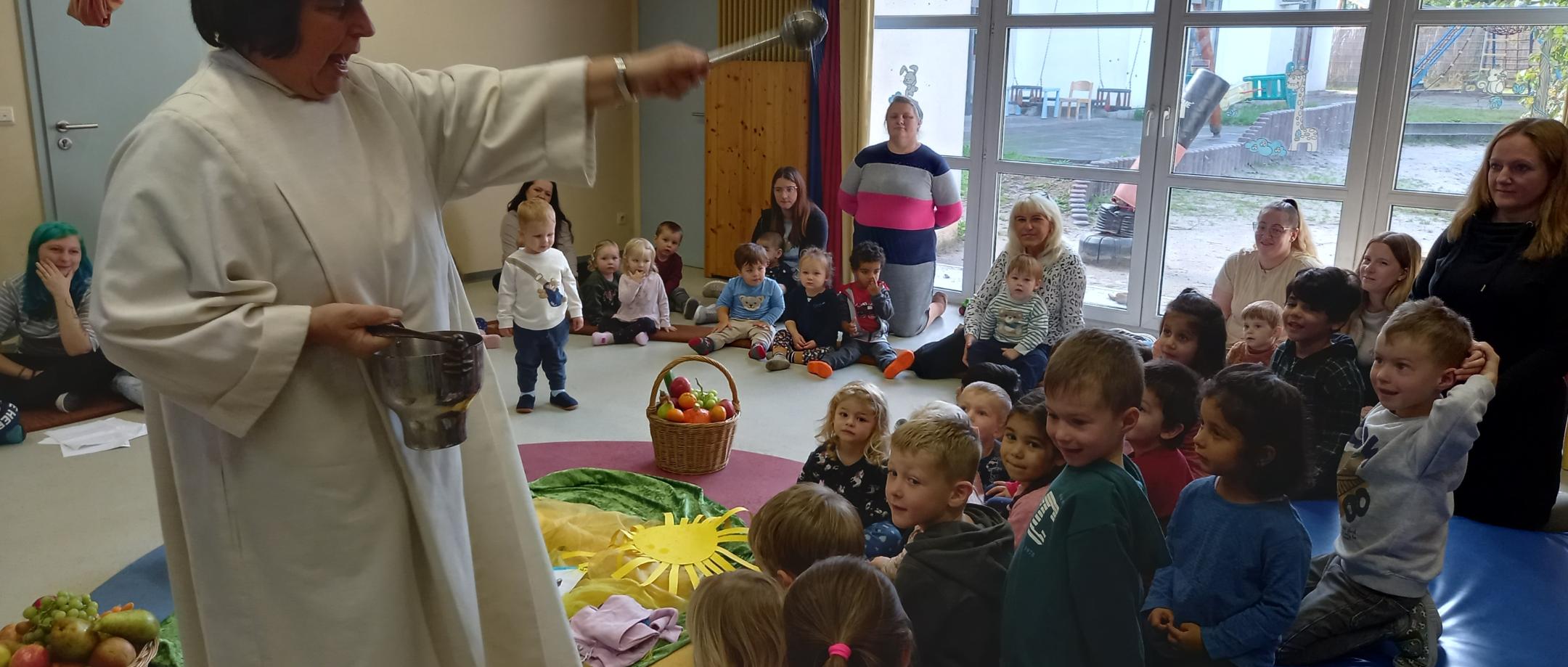 DIe Erntegaben  und die Kinder werden gesegnet