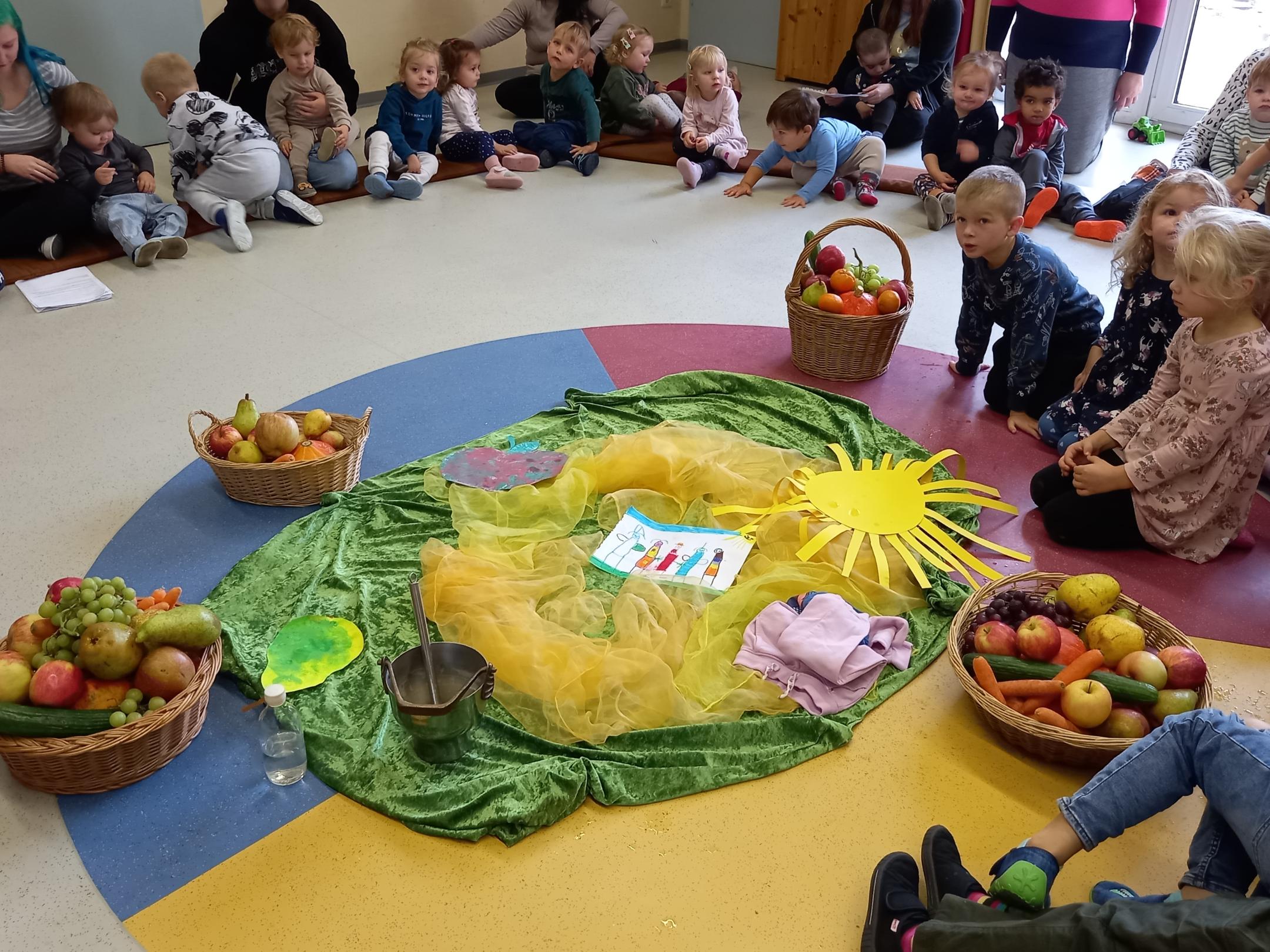 Die Kinder in der Kita St. Hildegard feierten ihren Gottesdienst im Turnraum