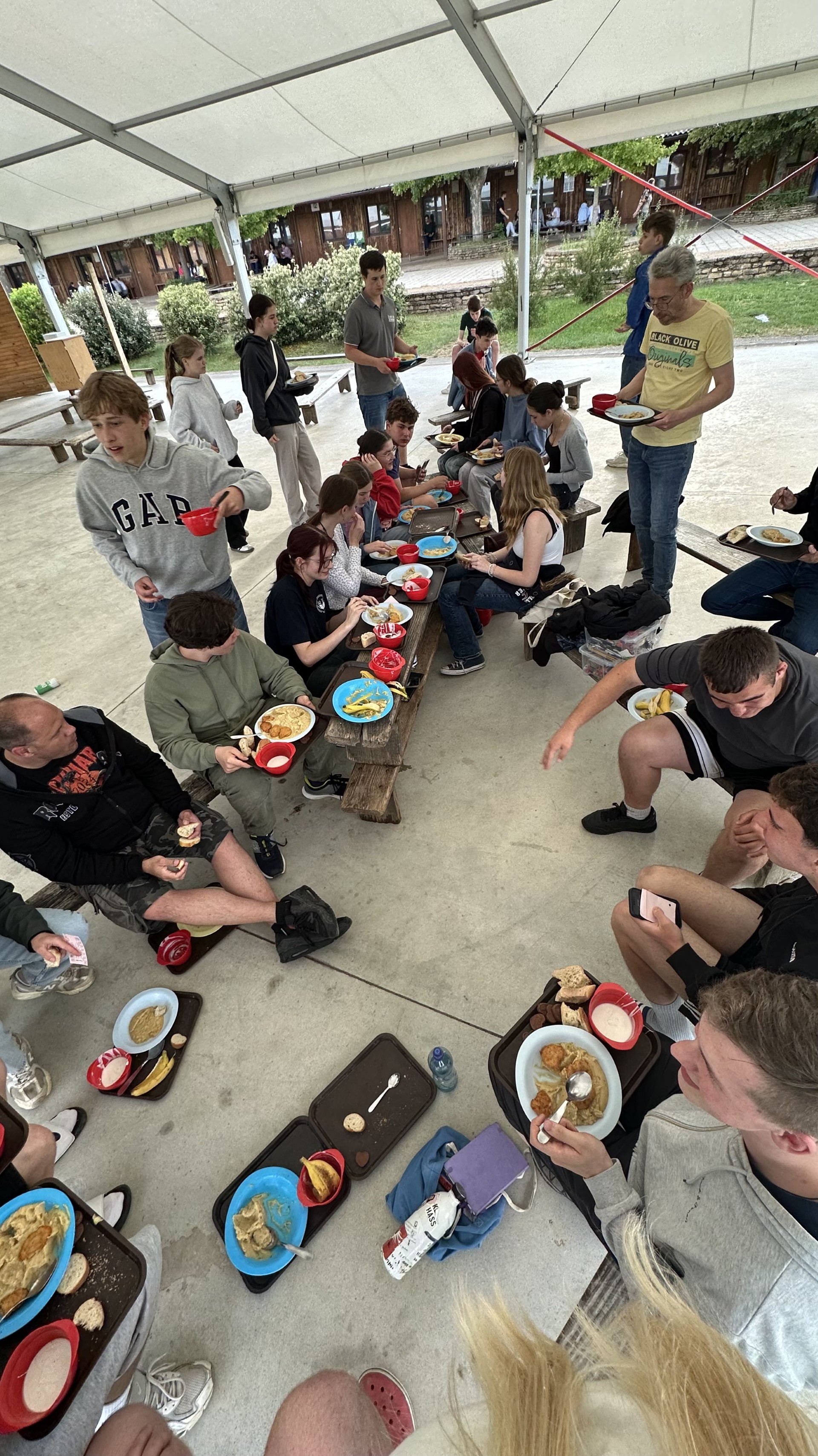 Beim Essen trifft sich die Gruppe zusammen!