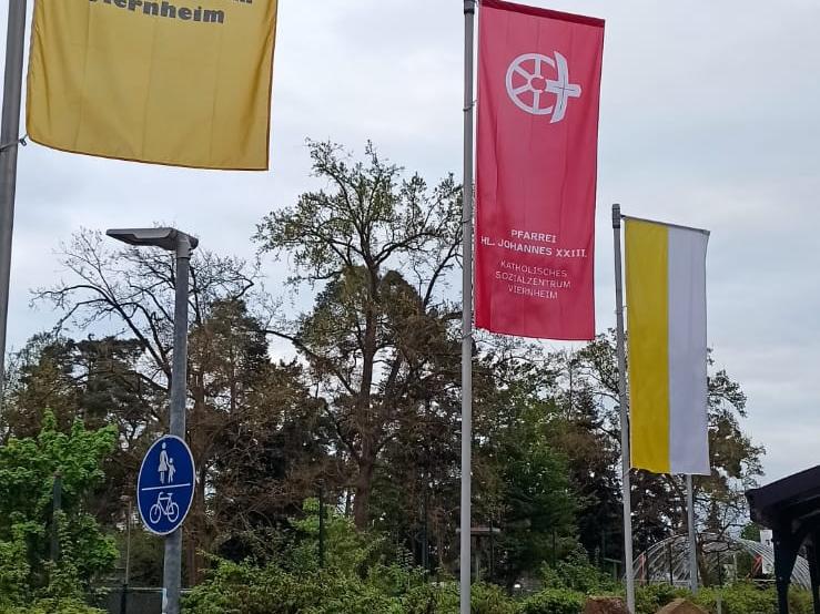 Fahnen am Sozialzentrum