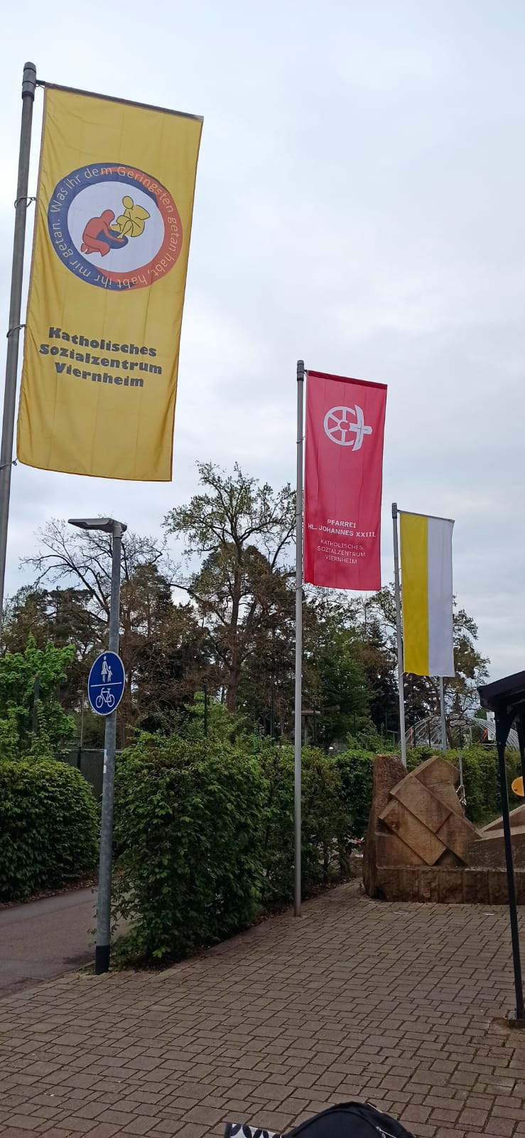 Fahnen am Sozialzentrum
