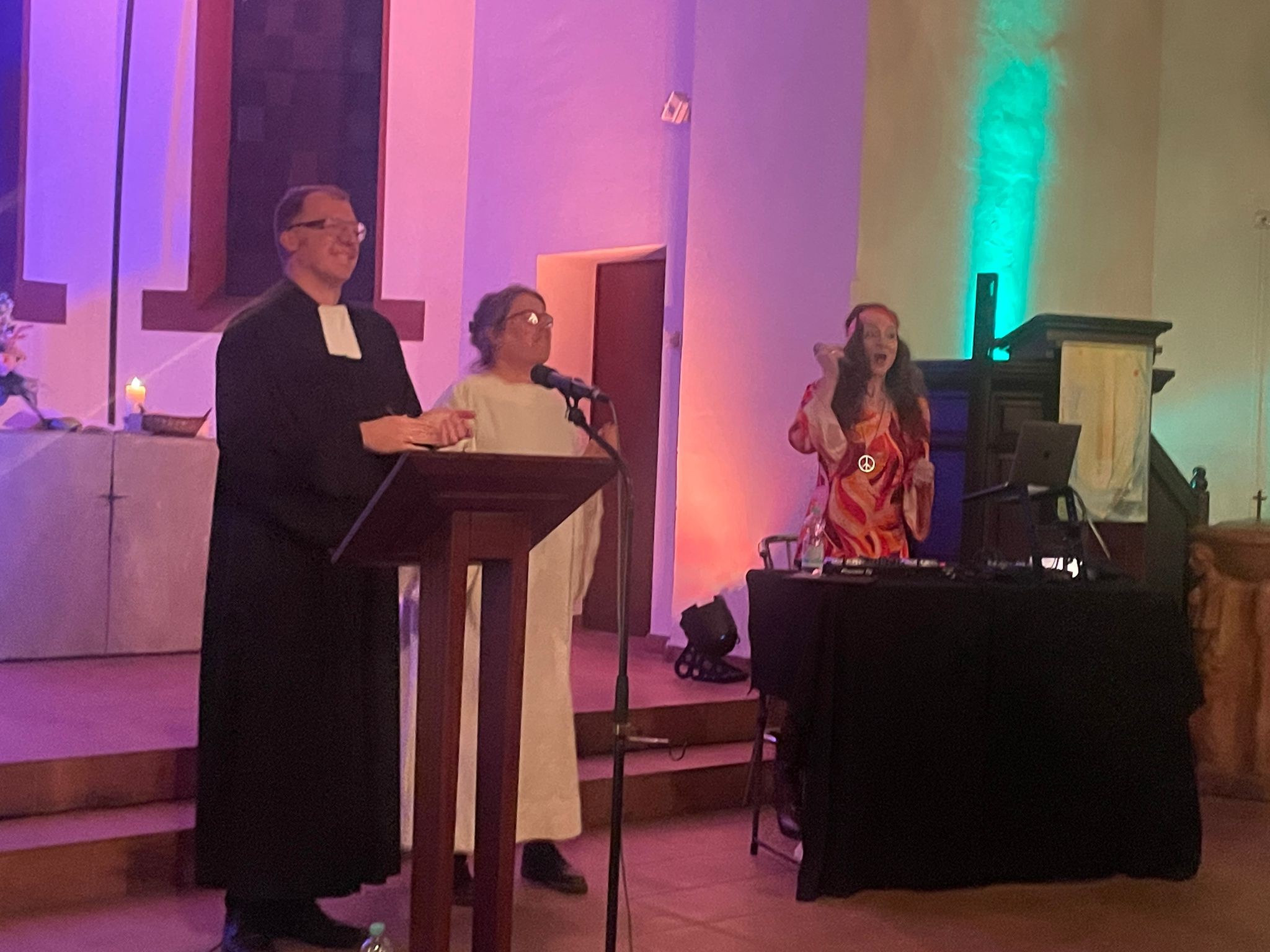 Pfarrer Eichler, Gemeindereferentin Christina Feifer und Djane Jasmin Perret