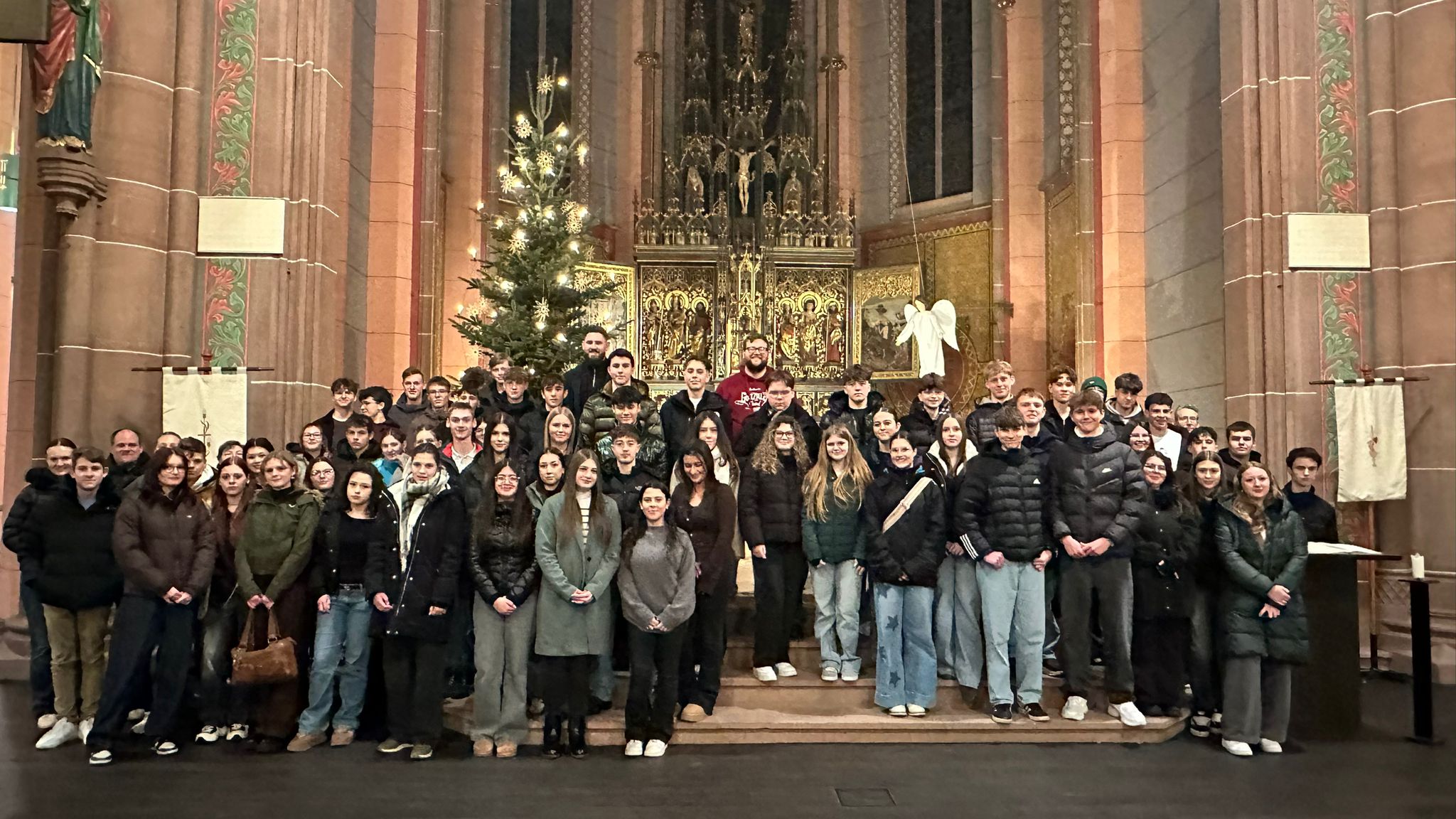 Firmbewerber*innen und Katechet*innen in der Apostelkirche