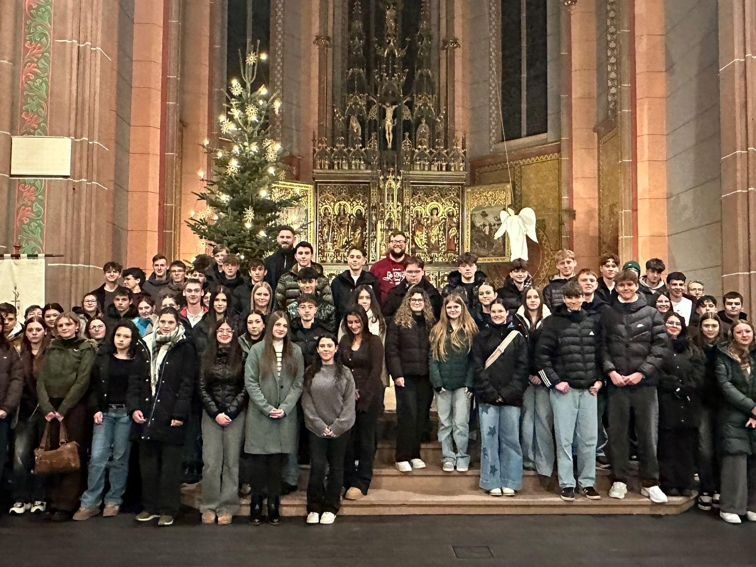 Firmbewerber*innen und Katechet*innen in der Apostelkirche