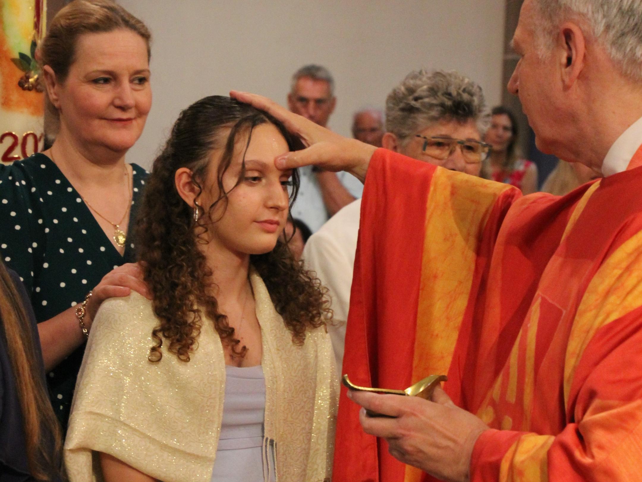 Domkapitular Ritzert spendet die Firmung in der Apostelkirche