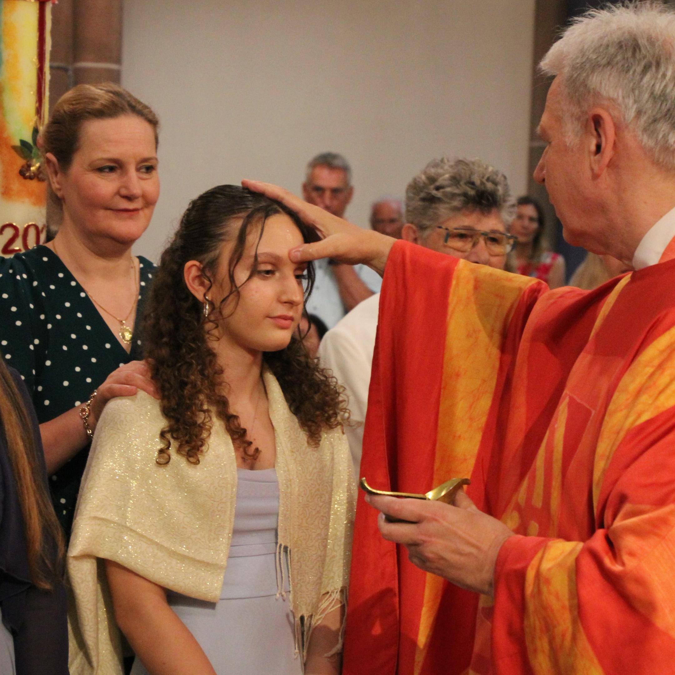 Domkapitular Ritzert spendet die Firmung in der Apostelkirche