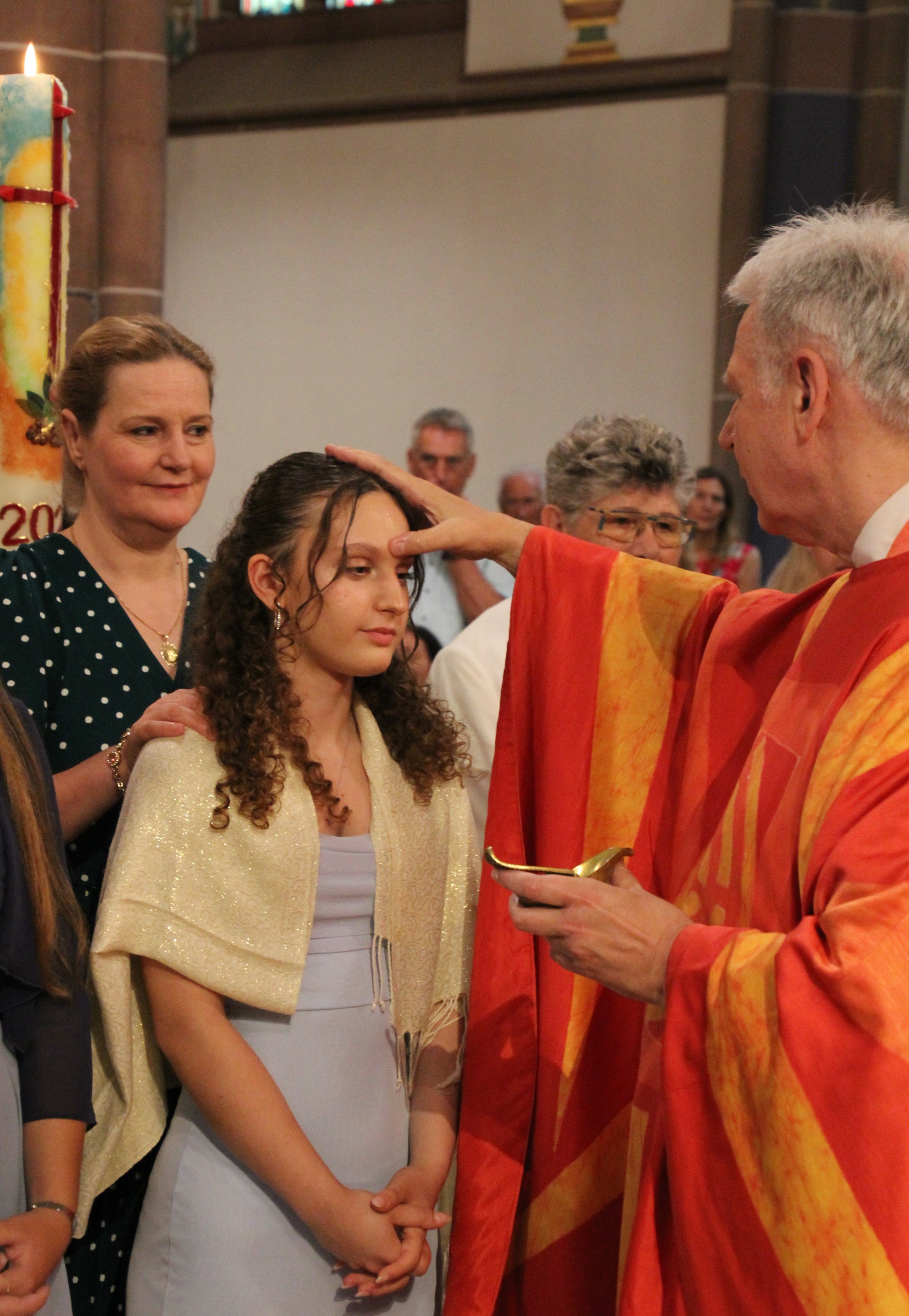 Domkapitular Ritzert spendet die Firmung in der Apostelkirche