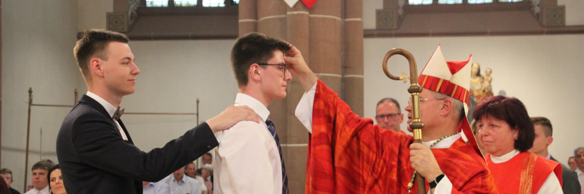 Weihbischof Bentz firmt 36 Jugendliche  in der Apostelkirche