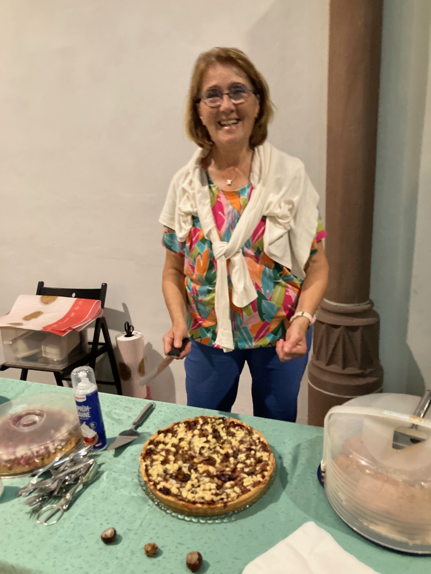 Doris Adler richtet für das Gemeindecafe