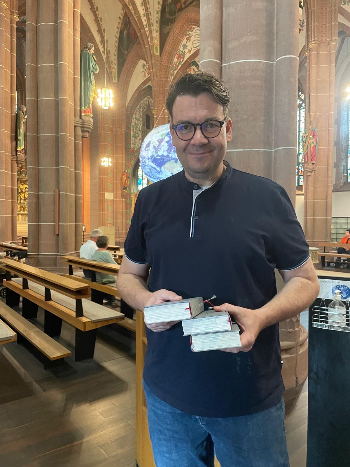 Christian Lerch begrüßt die Gottesdienstbesucher