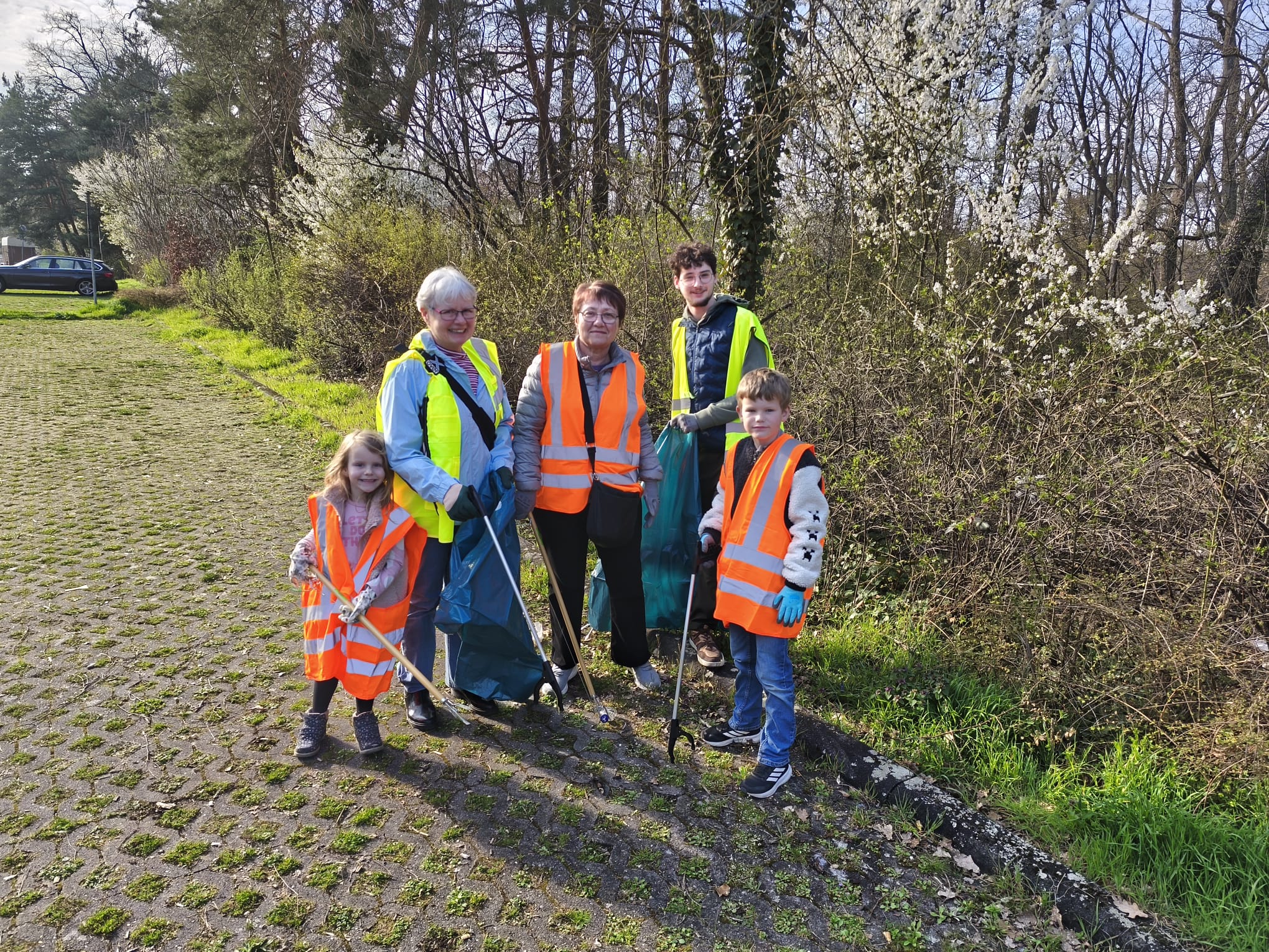 Groß und Klein helfen mit