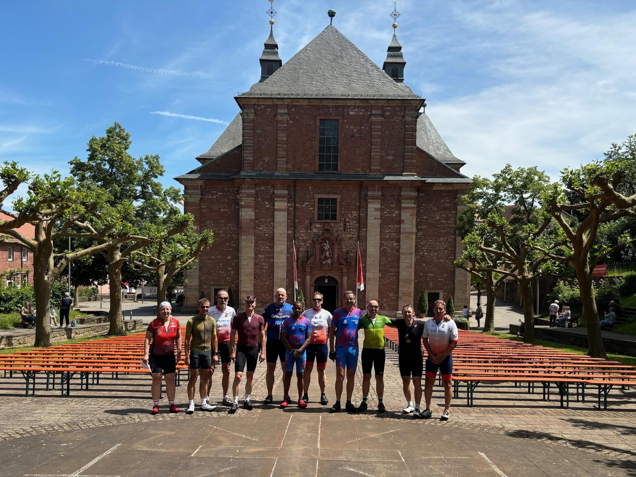 Gruppenbild vor der Wallfahrtskirche in Walldürn