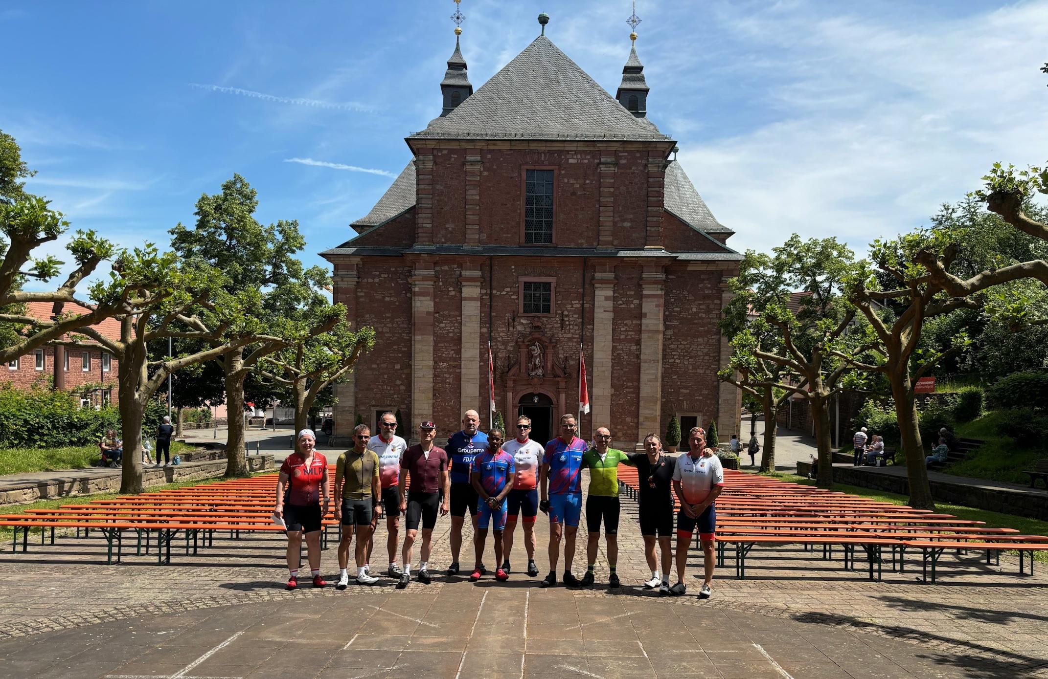 Gruppenbild vor der Wallfahrtskirche in Walldürn