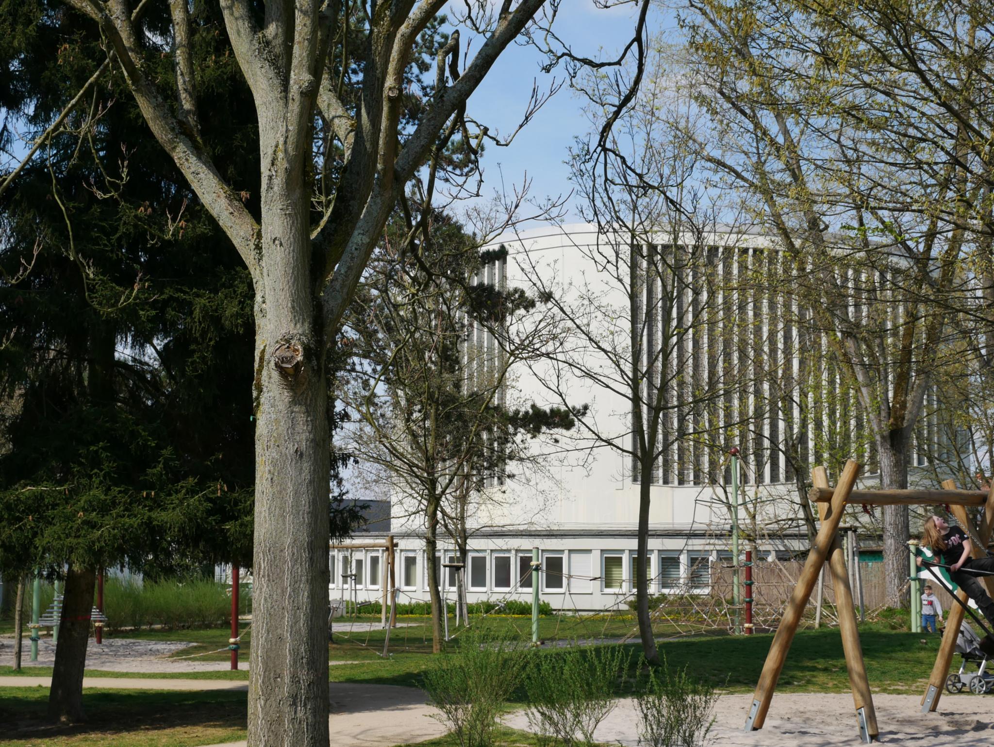 Blick vom Tivoli-Park auf die Hildegardkirche