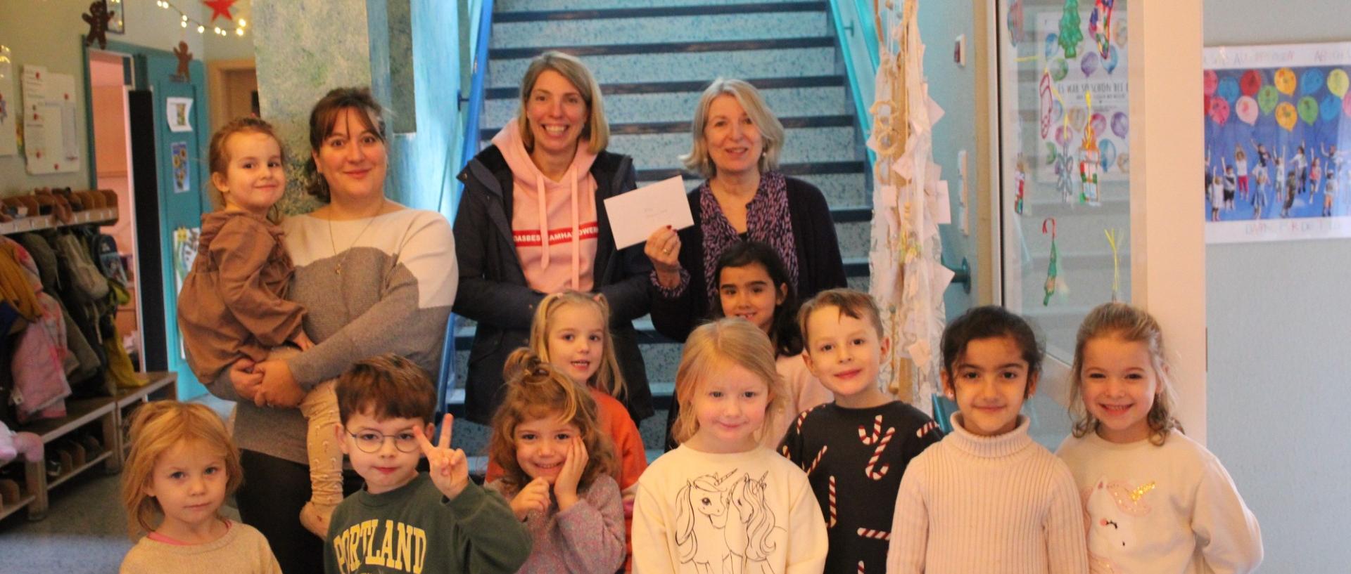 Unser Bild zeigt die Kita-Leitung und Frau Ott von der Firma Winkenbach bei der Scheckübergabe.