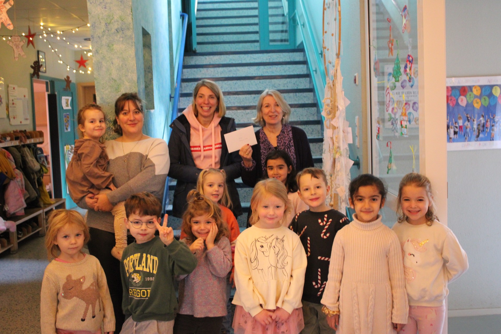 Unser Bild zeigt die Kita-Leitung und Frau Ott von der Firma Winkenbach bei der Scheckübergabe.