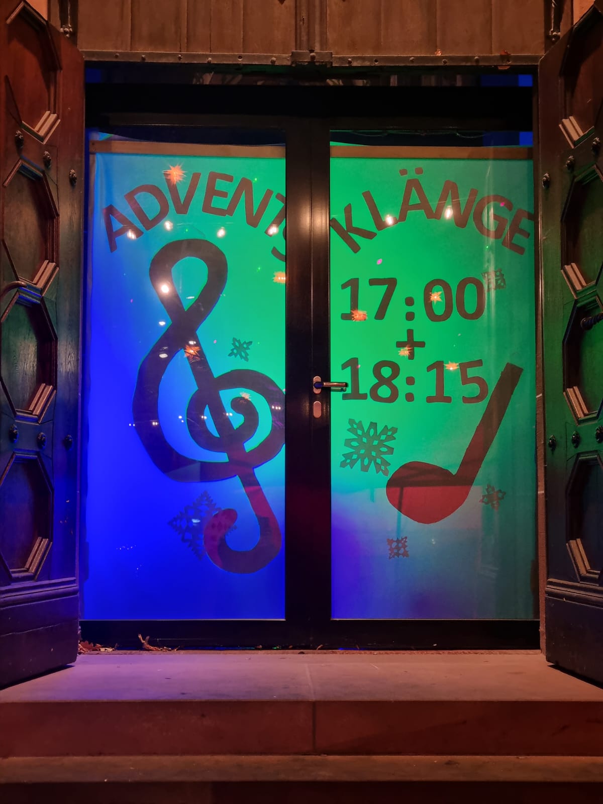 Apostelkirche - Eine leuchtende Einladung zu den Adventsklängen