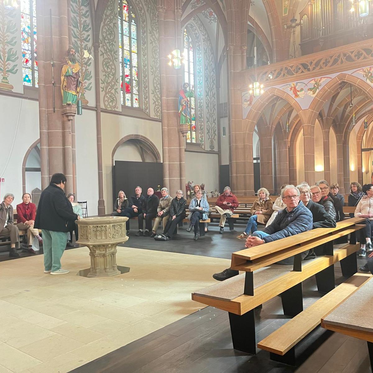 Zur Kirchenführung waren die Sängerinnen und Sänger eingeladen.