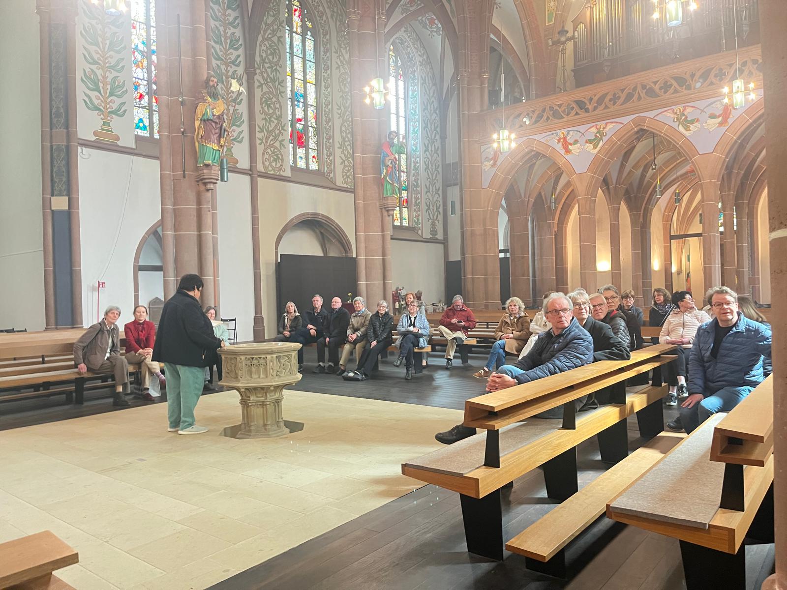 Zur Kirchenführung waren die Sängerinnen und Sänger eingeladen.