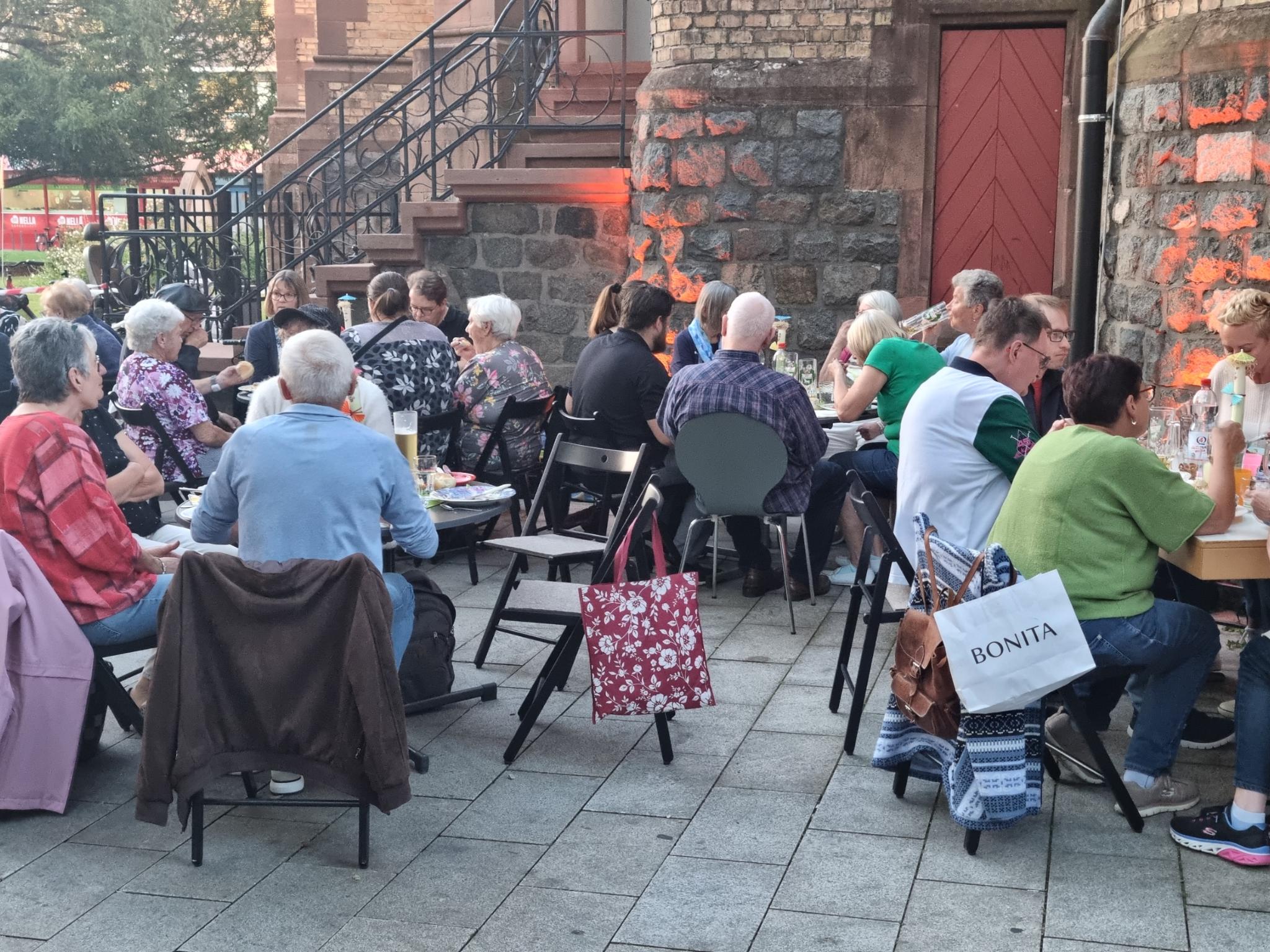 Zum Grillfest hatte der Kirchenchor eingeladen.