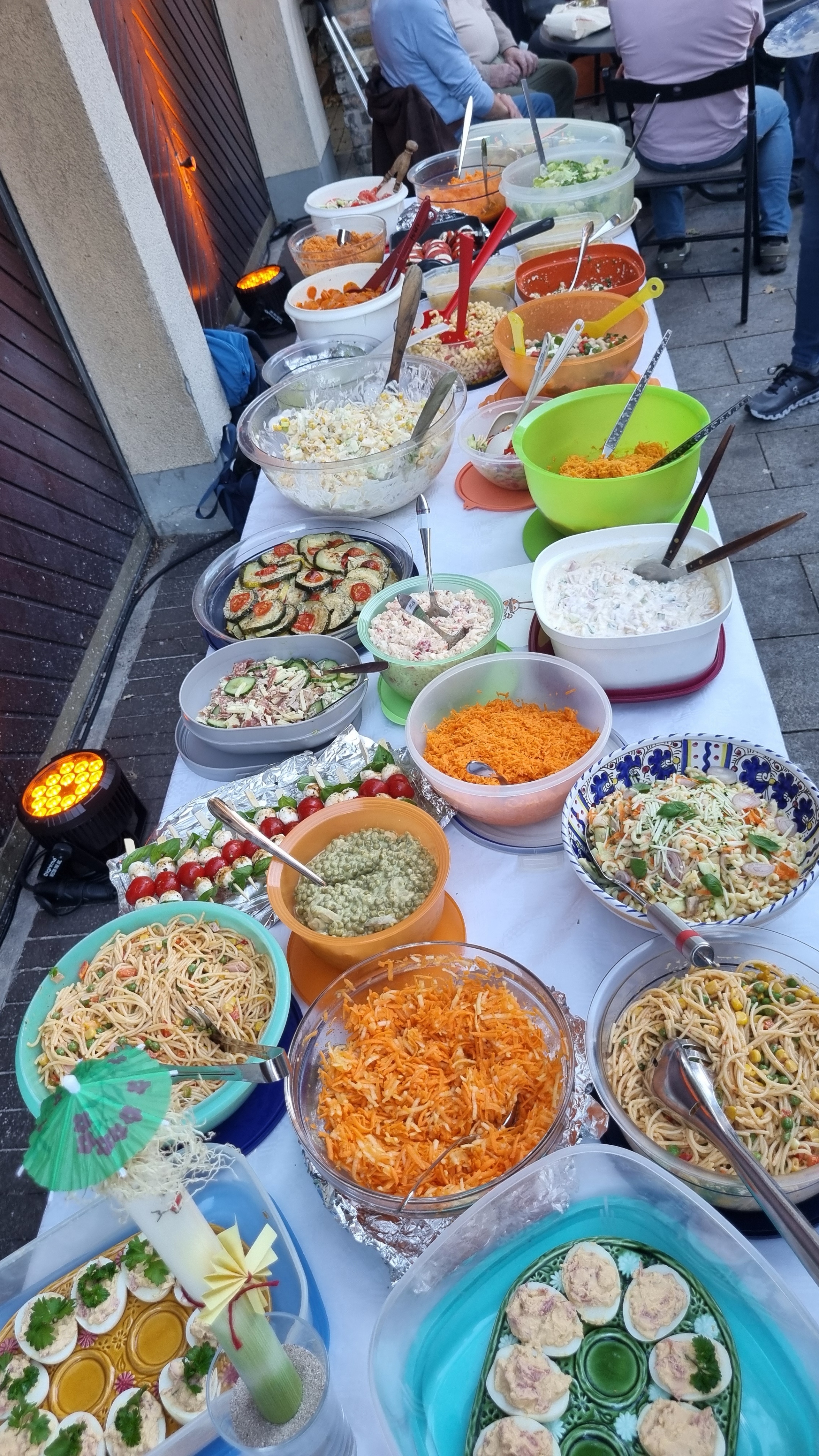 Bunte Salatspenden von den Sängerinnen und Sängern