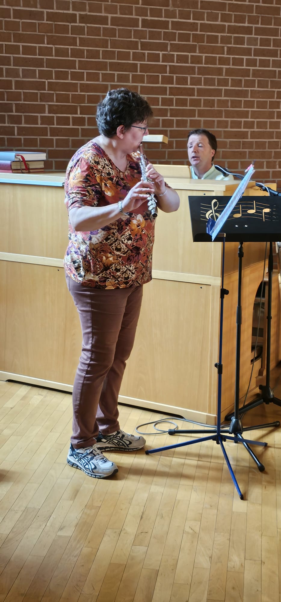 Chorleiter Christoph Wunderle wird von Bianca Klotzbach an der Querflöte begleitet.