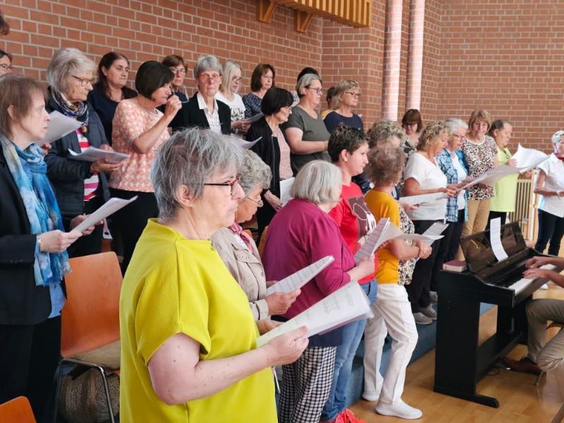 Der Kirchenchor während des Gottesdienstes in der Herz-Jesu Kirche