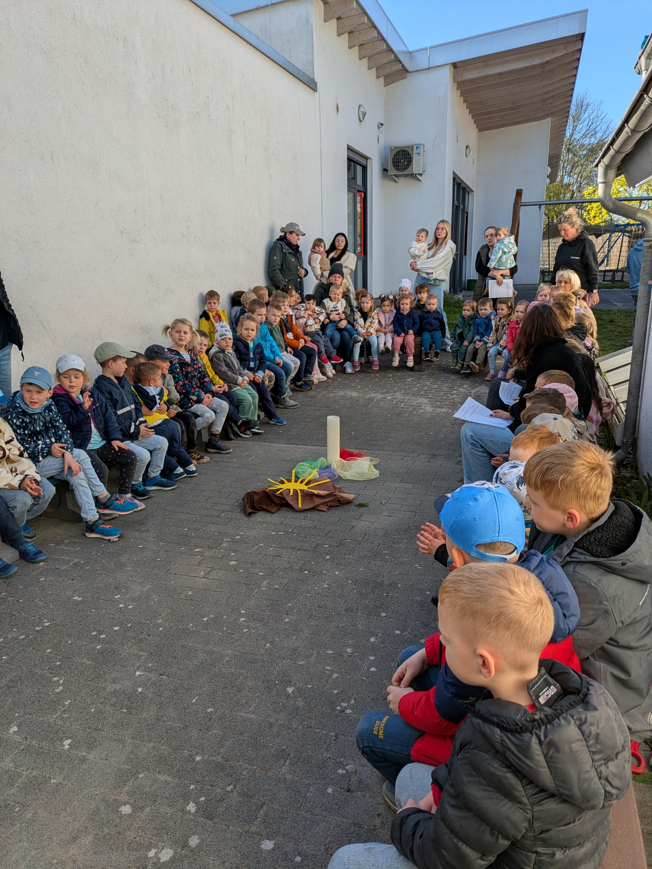 Die Kita St. Hildegard hat im Kita Hof Gottesdienst gefeiert