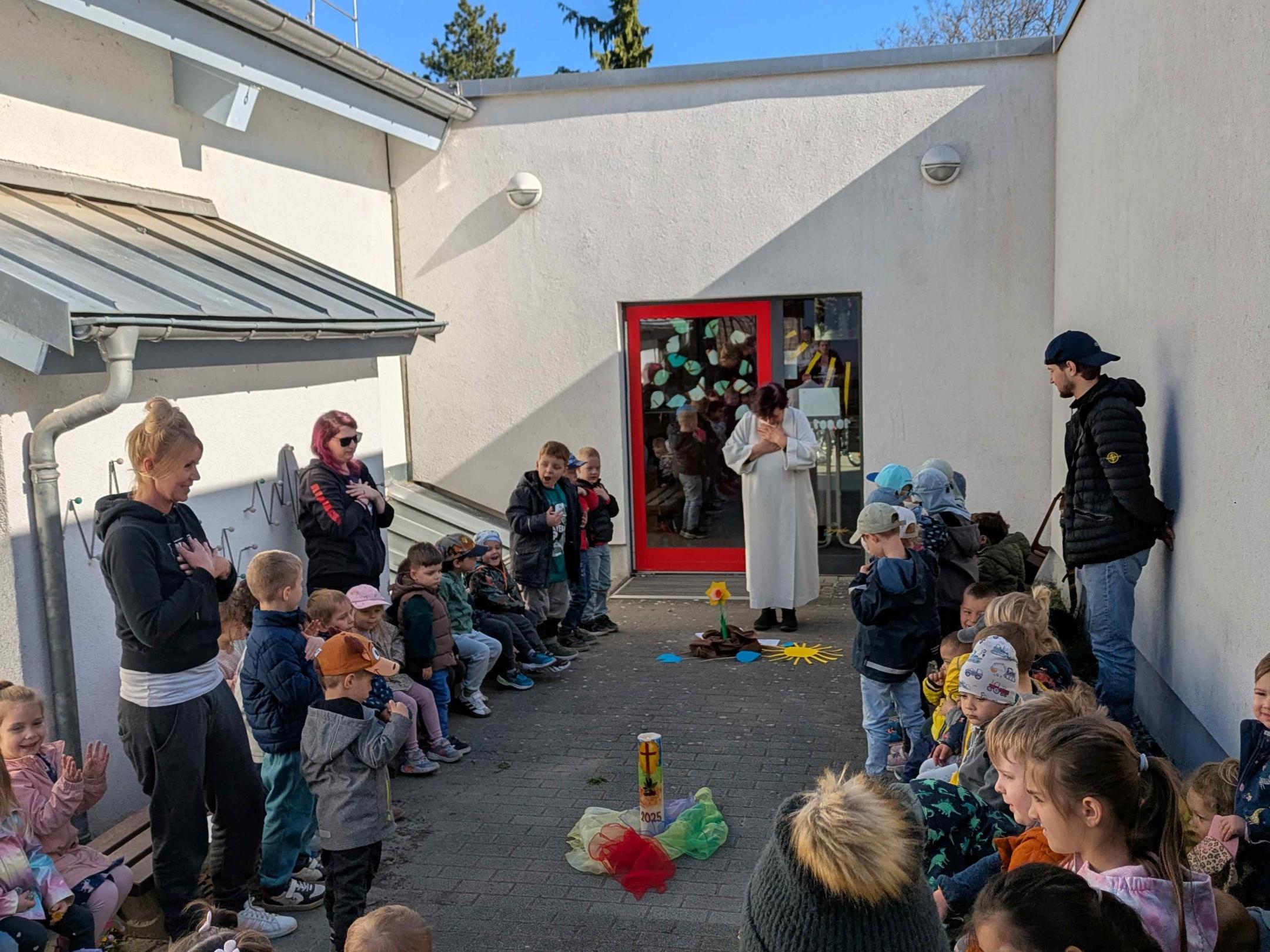 Gemeinsam wird das Vater Unser im Gottesdienst gebetet