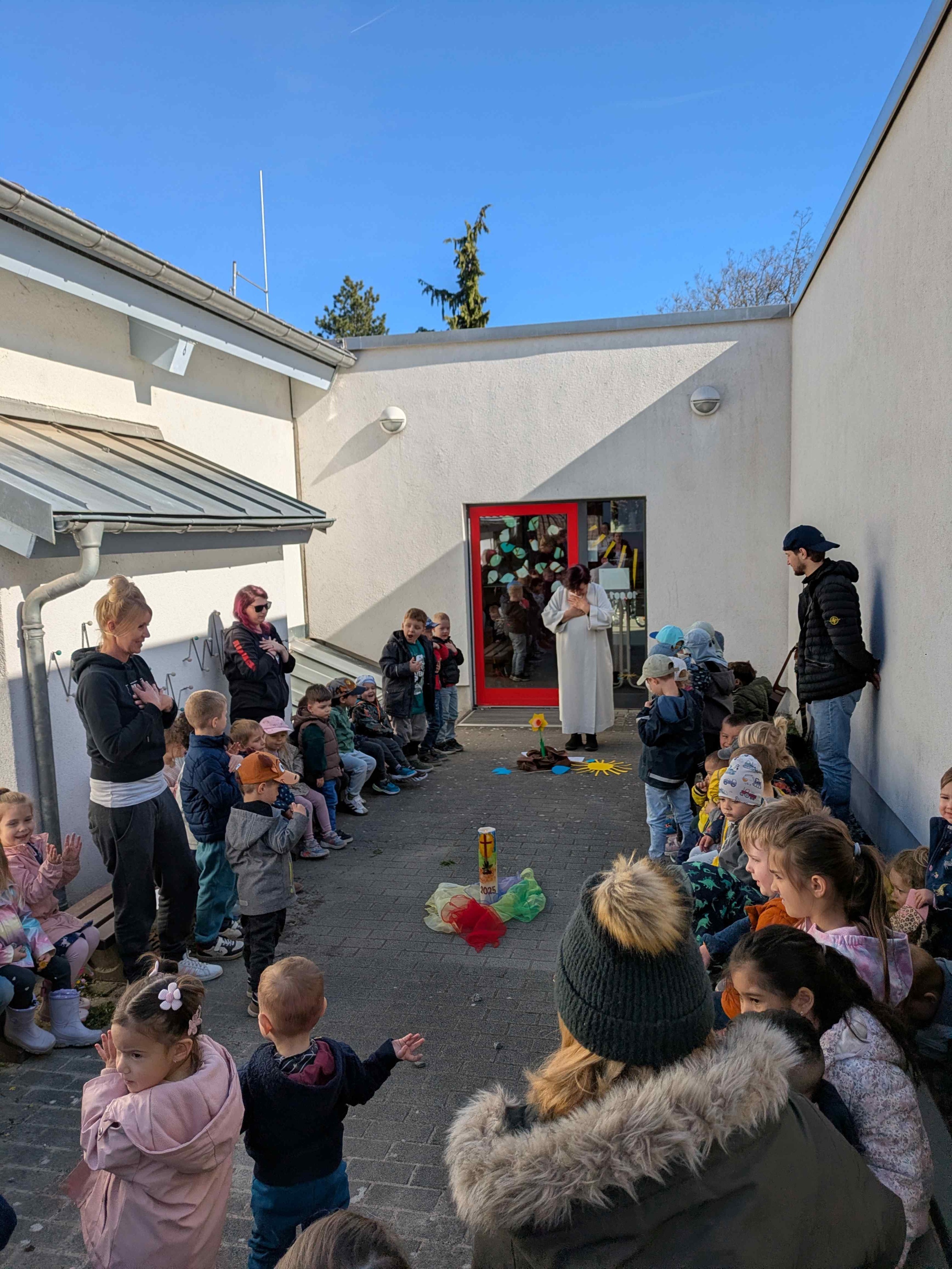 Gemeinsam wird das Vater Unser im Gottesdienst gebetet