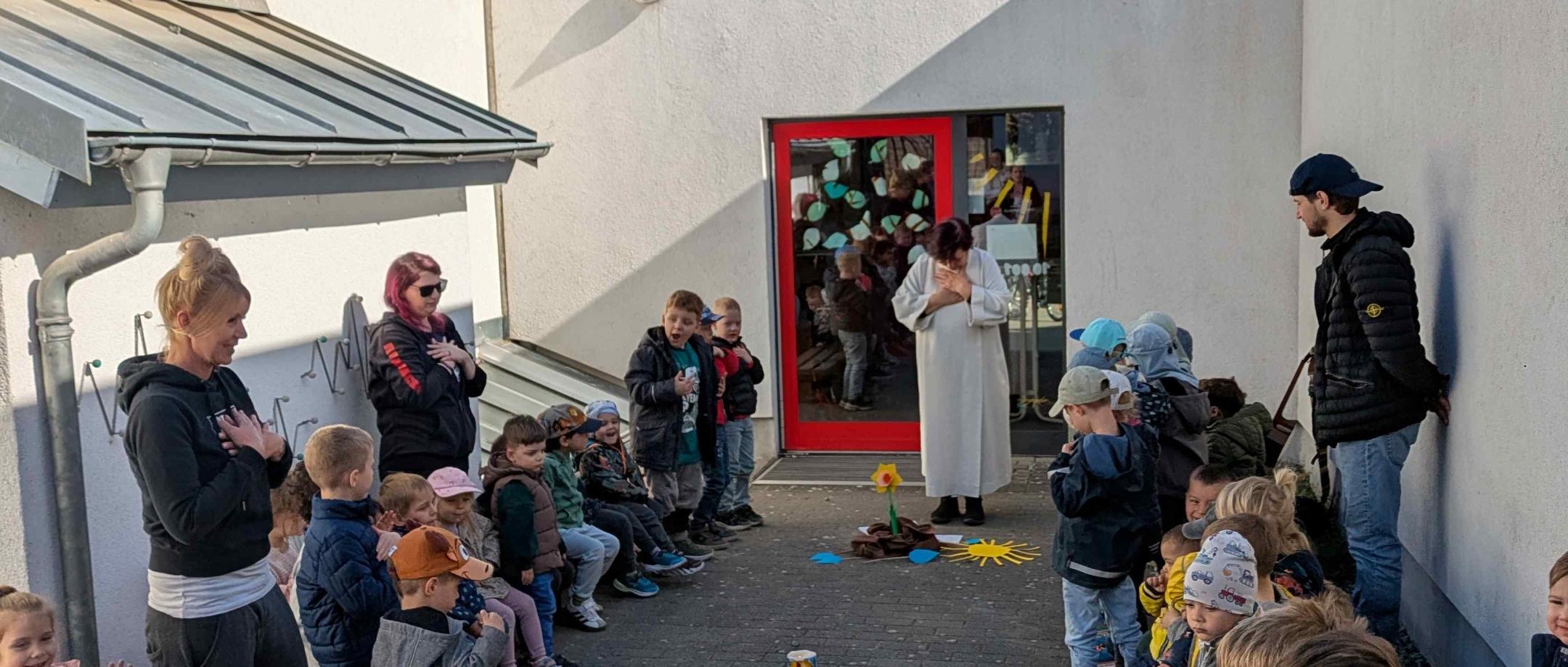 Gemeinsam wird das Vater Unser im Gottesdienst gebetet
