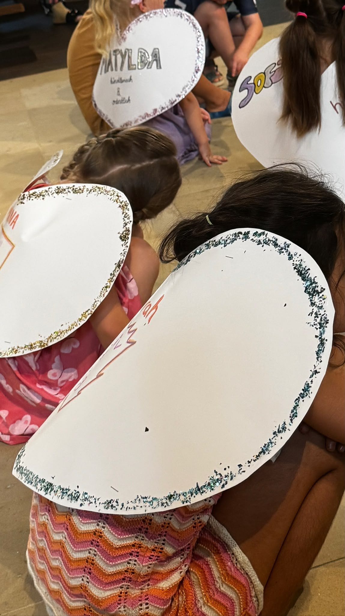 Die Vorschulkinder trugen große Herzflügel mit ihren Stärken auf dem Rücken,