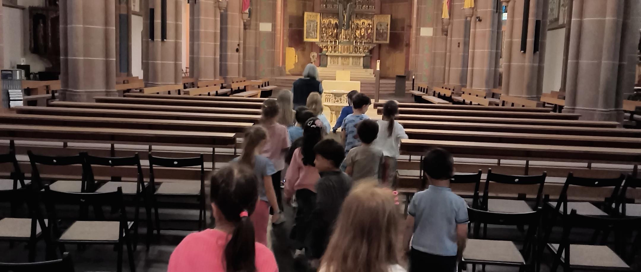 Neugierig erkunden die Großen der Kita Hl. Johannes XXIII. die Apostelkirche.