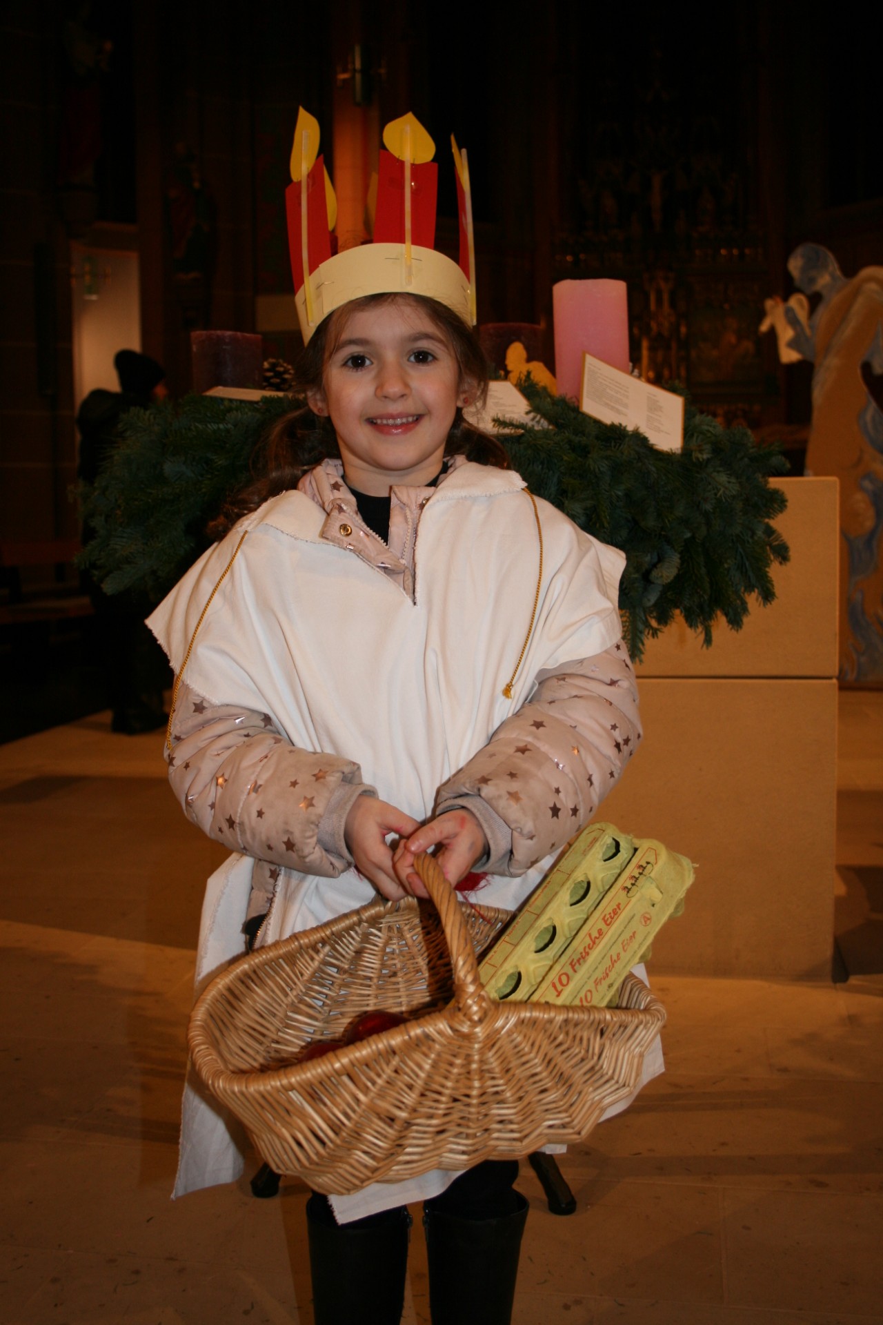 Die Hl. Luzia im Adventsgottesdienst der Kita Hl. Johannes XXIII.