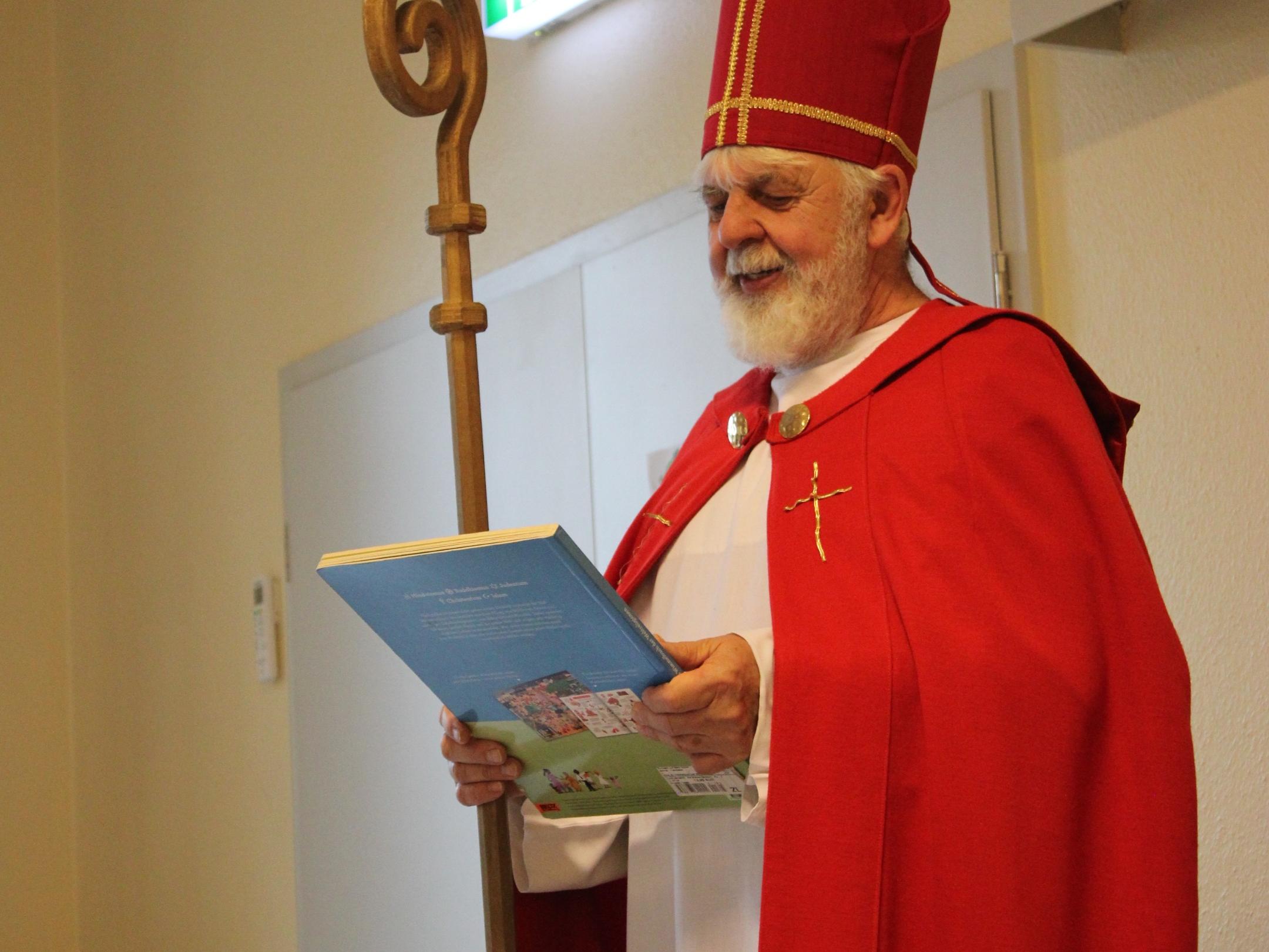 Zu Besuch in der Kita Hl. Johannes XXIII: der Hl. Nikolaus