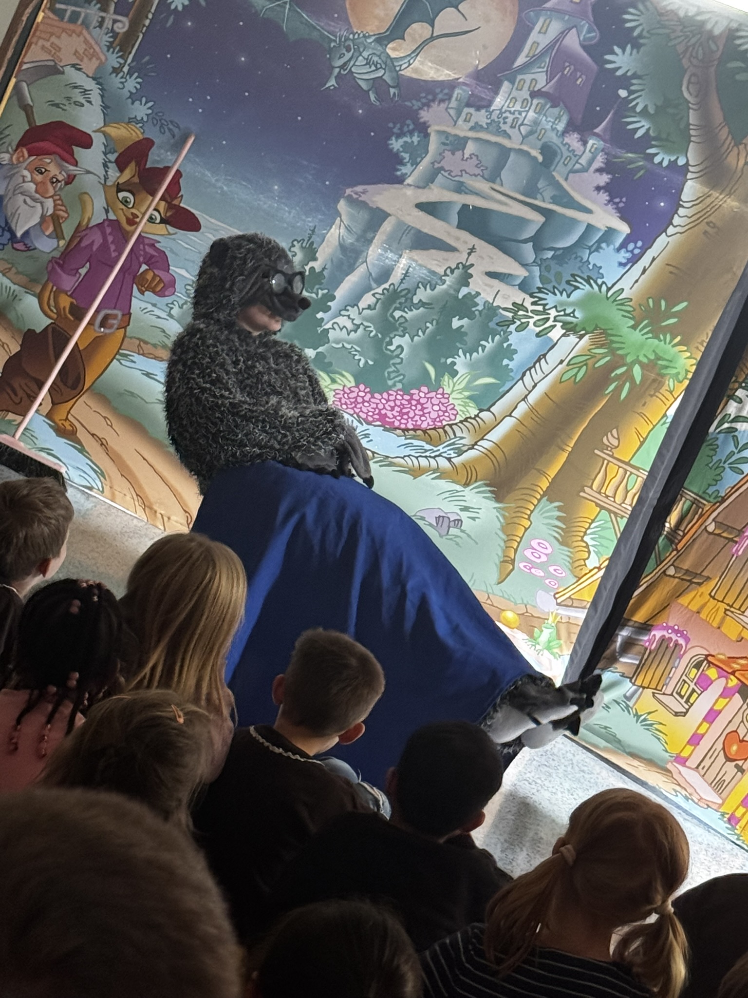 Aufmerksam lauschten die Kinder den Opernrettern.