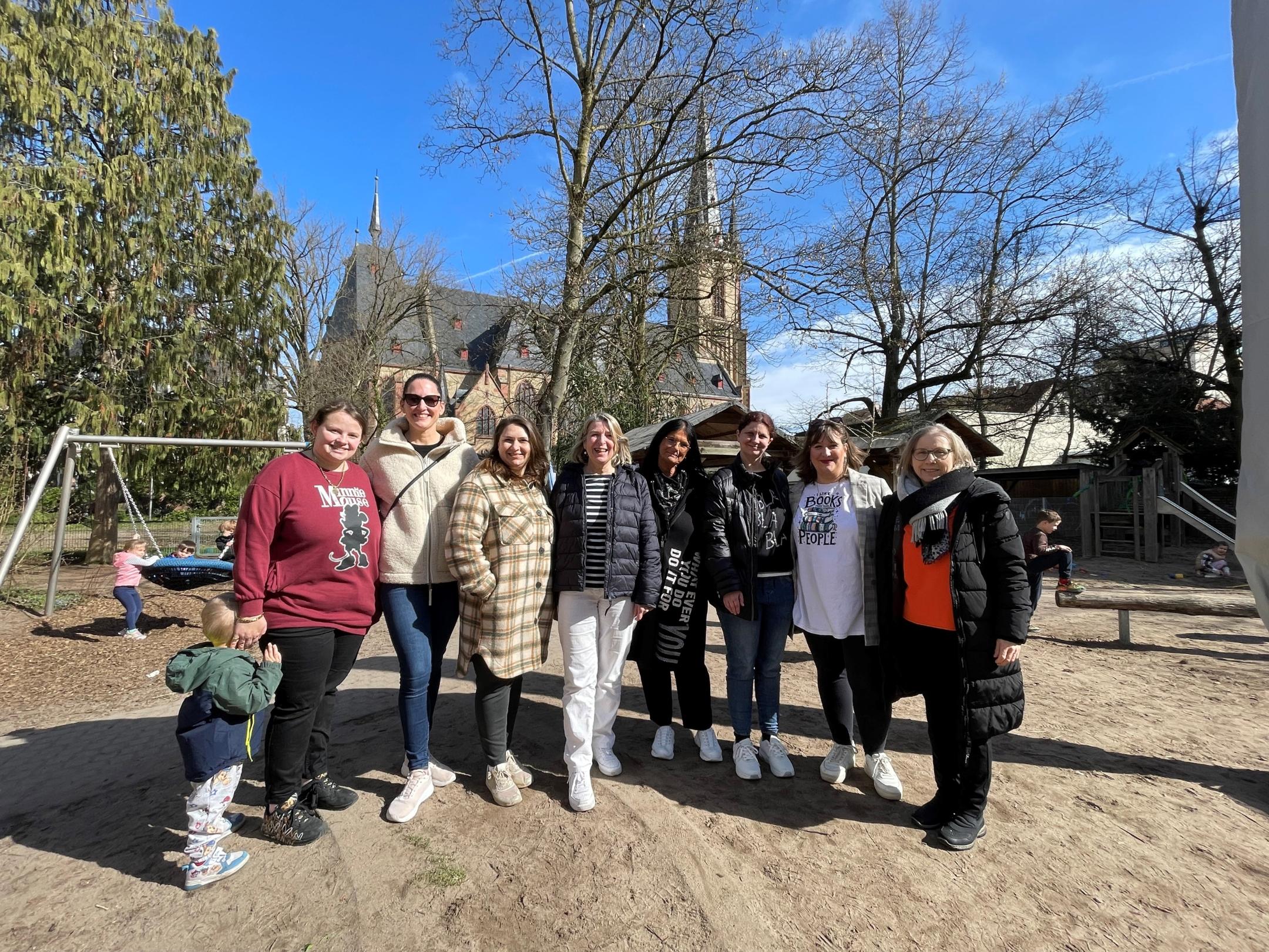 Die Elternbeirätinnen und die Kita-Leitungen sind zur Verabschiedung von Elisabeth Schmitt gekommen.