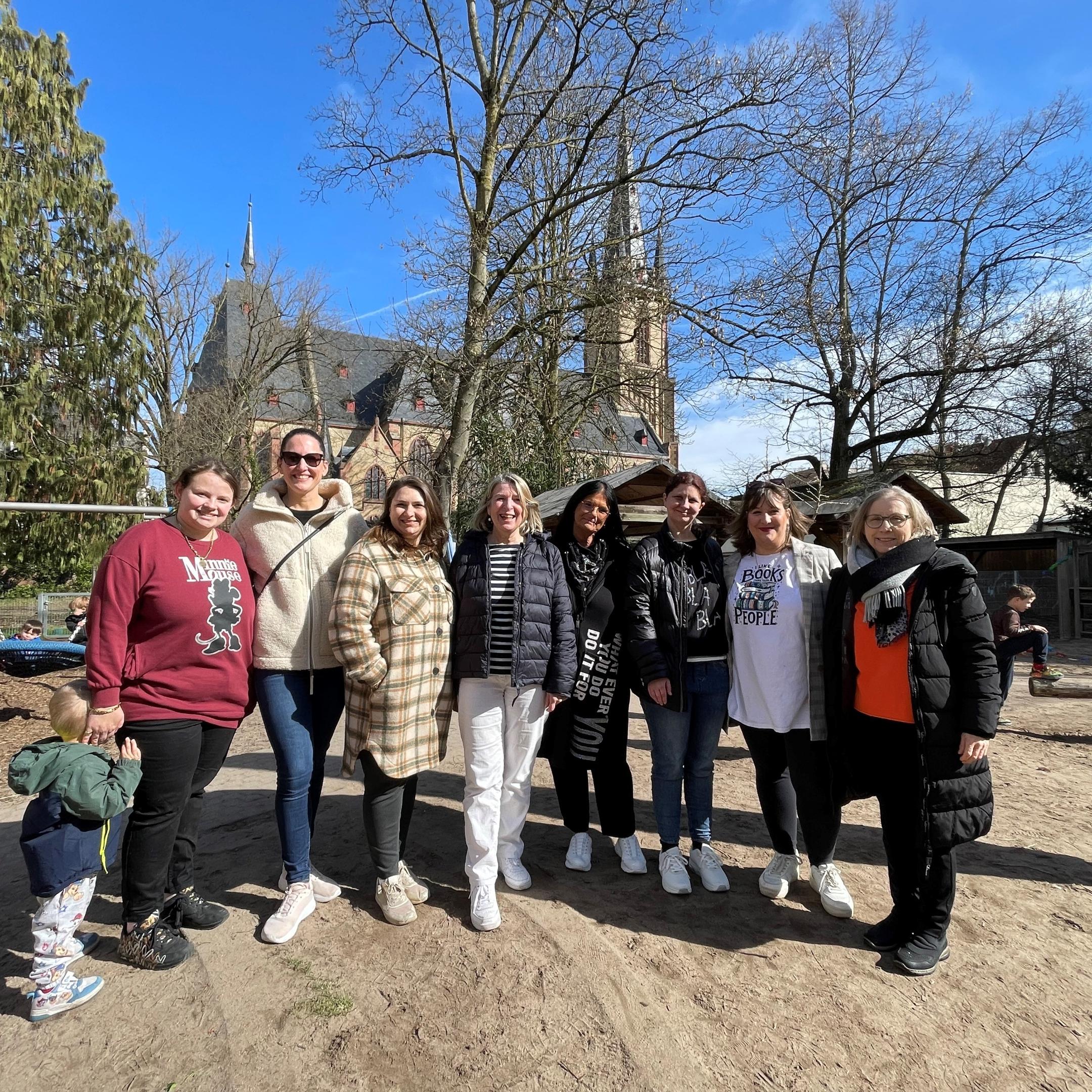 Die Elternbeirätinnen und die Kita-Leitungen sind zur Verabschiedung von Elisabeth Schmitt gekommen.